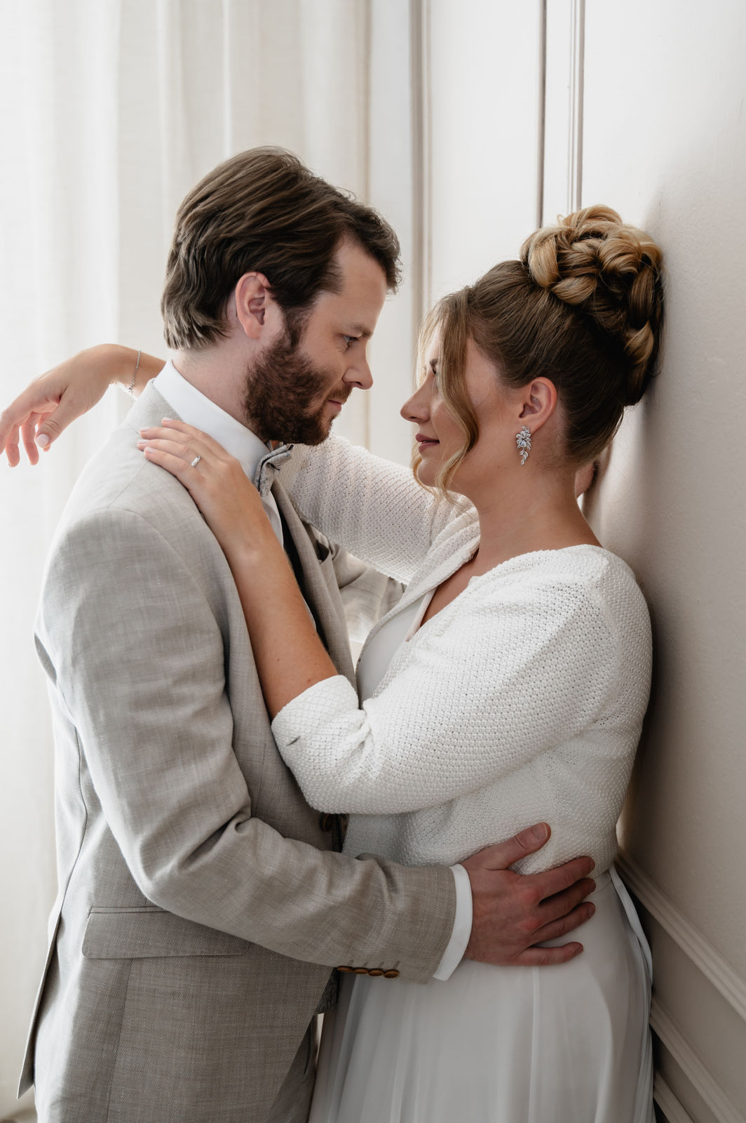 Brautohrringe mit funkelnden Cubic Zirkonia Steinen, Gold, Silber oder Rosegold, elegante Ohrringe in Blätter / Blütenform, feine Ohrstecker, Brautschmuck, Schmuck Hochzeit, Brautlook, Weddinginspiration, Standesamtlook, Geschenk fuer Sie, moderner Ohrschmuck