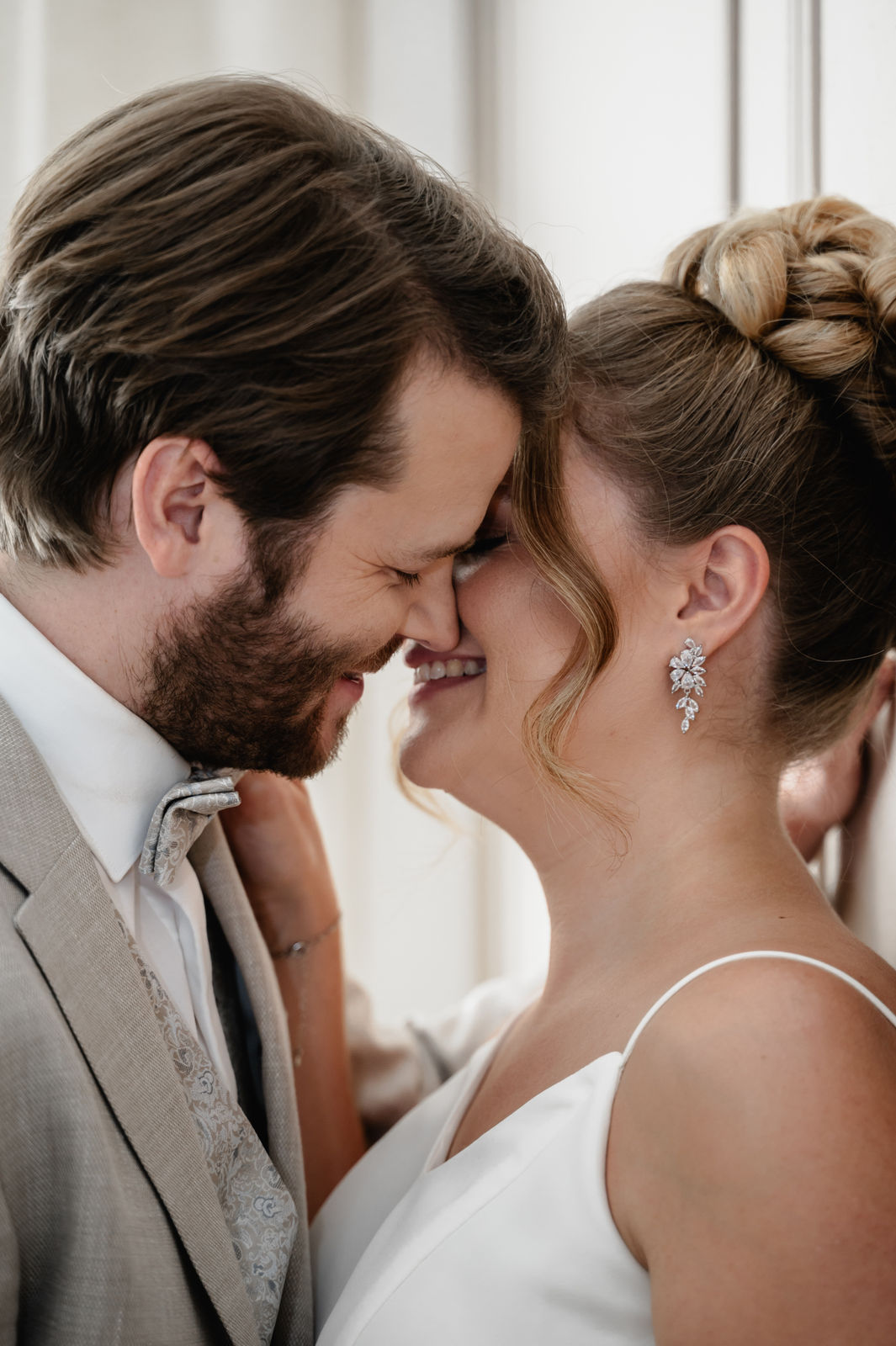 Brautohrringe mit funkelnden Cubic Zirkonia Steinen, Gold, Silber oder Rosegold, elegante Ohrringe in Blätter / Blütenform, feine Ohrstecker, Brautschmuck, Schmuck Hochzeit, Brautlook, Weddinginspiration, Standesamtlook, Geschenk fuer Sie, moderner Ohrschmuck