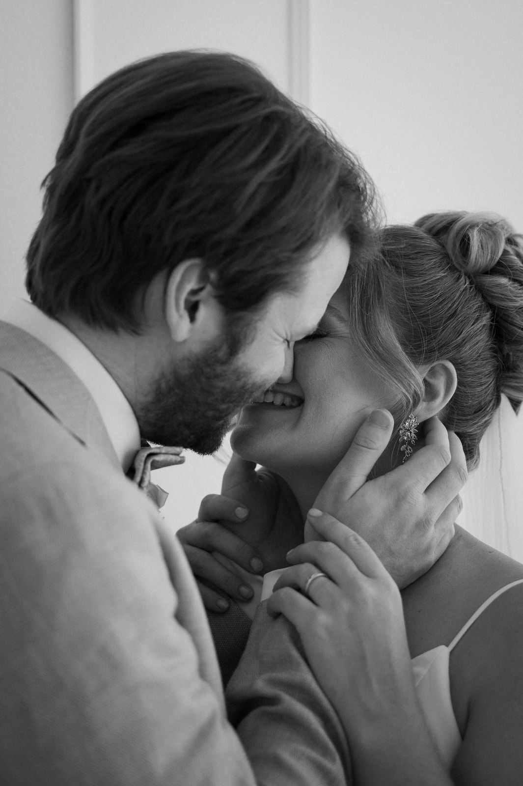 Brautohrringe mit funkelnden Cubic Zirkonia Steinen, Gold, Silber oder Rosegold, elegante Ohrringe in Blätter / Blütenform, feine Ohrstecker, Brautschmuck, Schmuck Hochzeit, Brautlook, Weddinginspiration, Standesamtlook, Geschenk fuer Sie, moderner Ohrschmuck