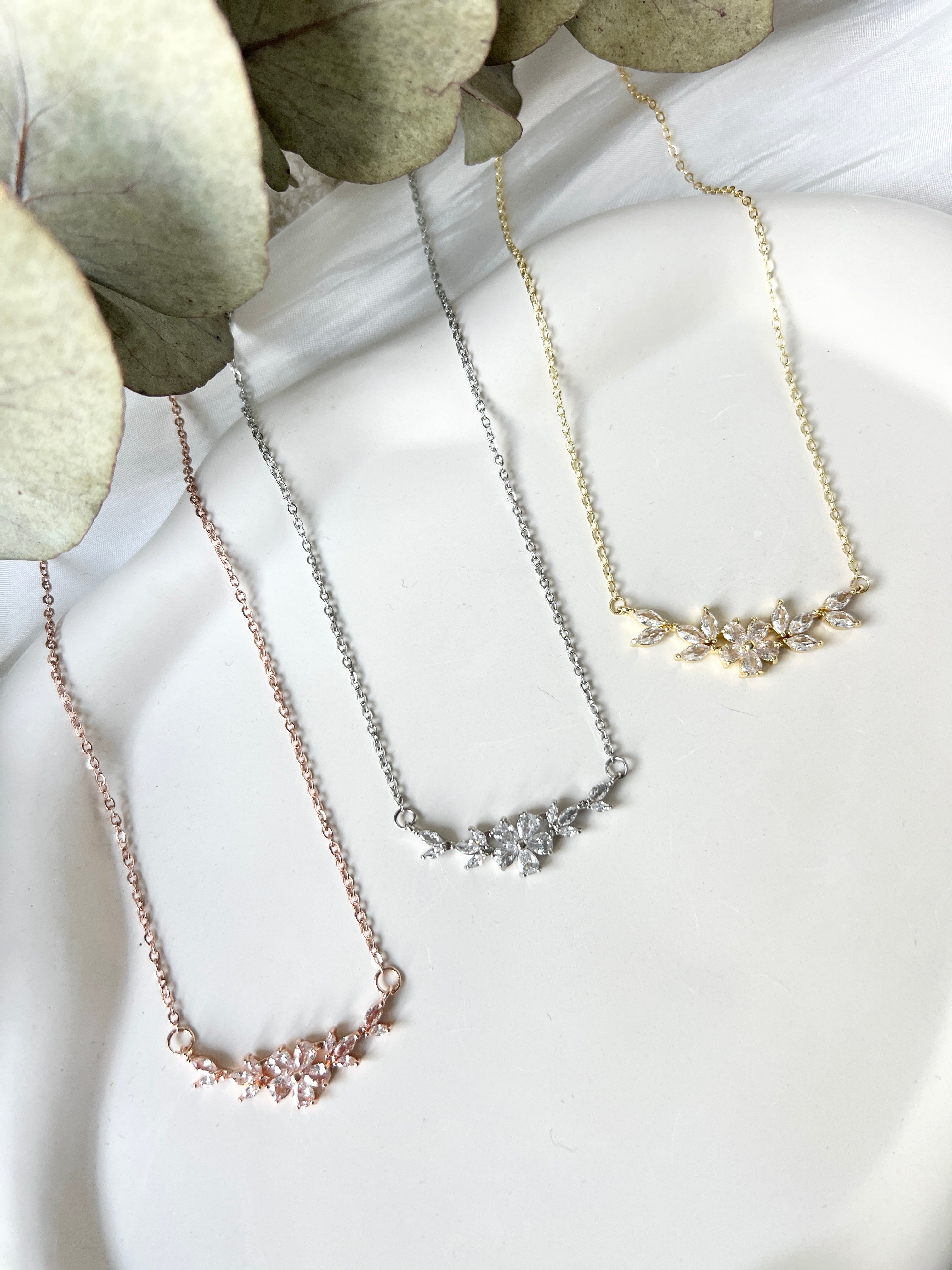 Halskette, kurze Kette, feiner Brautschmuck, feine Blumen, Roségold, Silber oder Gold, glaenzender Schmuck, hochwertiger Hochzeit, Brauthalskette, Brautjungfer, Geschenk fuer Sie, kurze Kette, Damenschmuck, Weihnachtsgeschenk Frauen