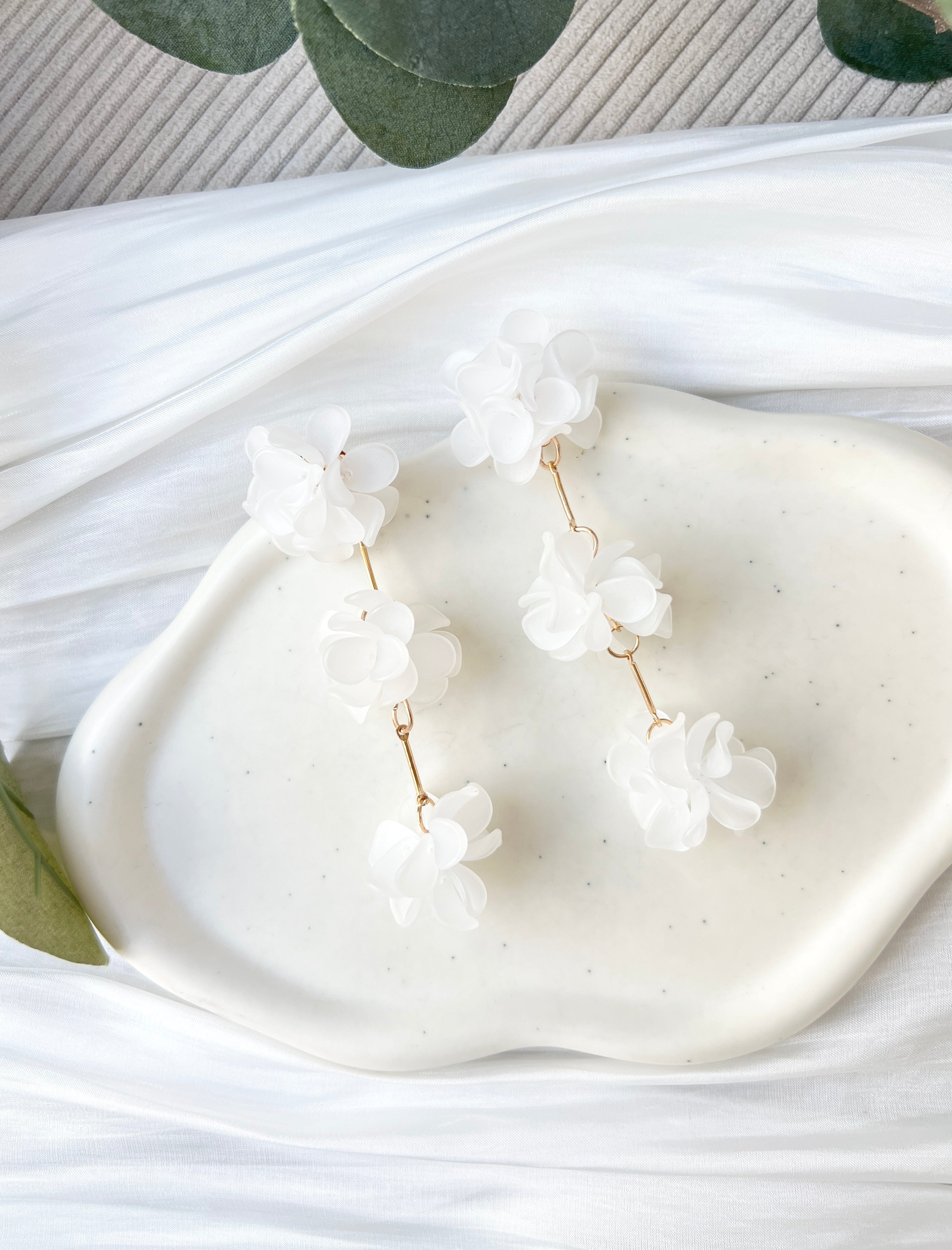Lange Blütenohrringe, Weiße Blumen, Goldene Details, elegante Brautohrringe, feiner Brautschmuck, milchig-weiss, Hochzeitsschmuck, Schmuck Hochzeit, Statementschmuck, Ohrringe Standesamt, Blumenschmuck, Weddinginspiration, Bridalinspo, Bride to be, Earrings
