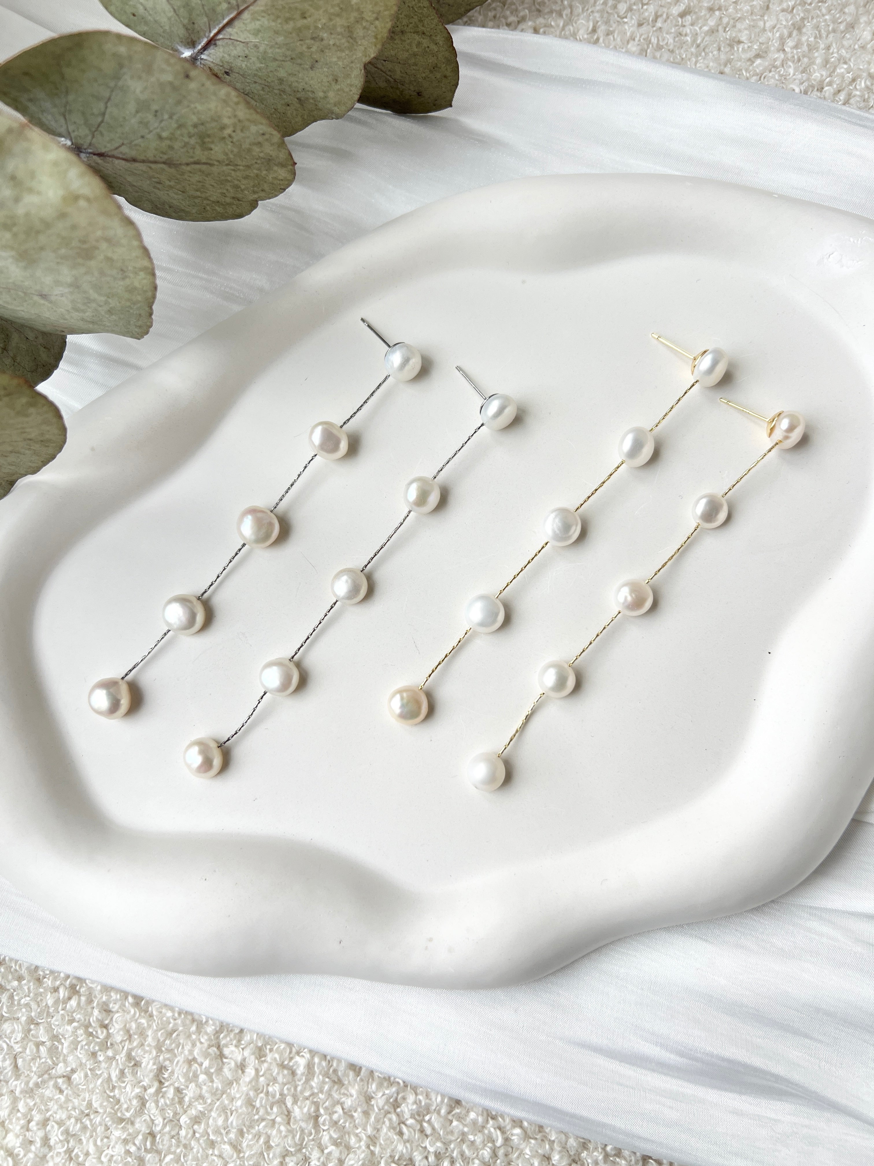 lange Perlenohrringe, Brautschmuck in Silber oder Gold, weiße Perlen, feine Brautohrringe, moderne Ohrringe Standesamt, Perlenschmuck, Schmuck Hochzeit, elegante Hängeohrringe