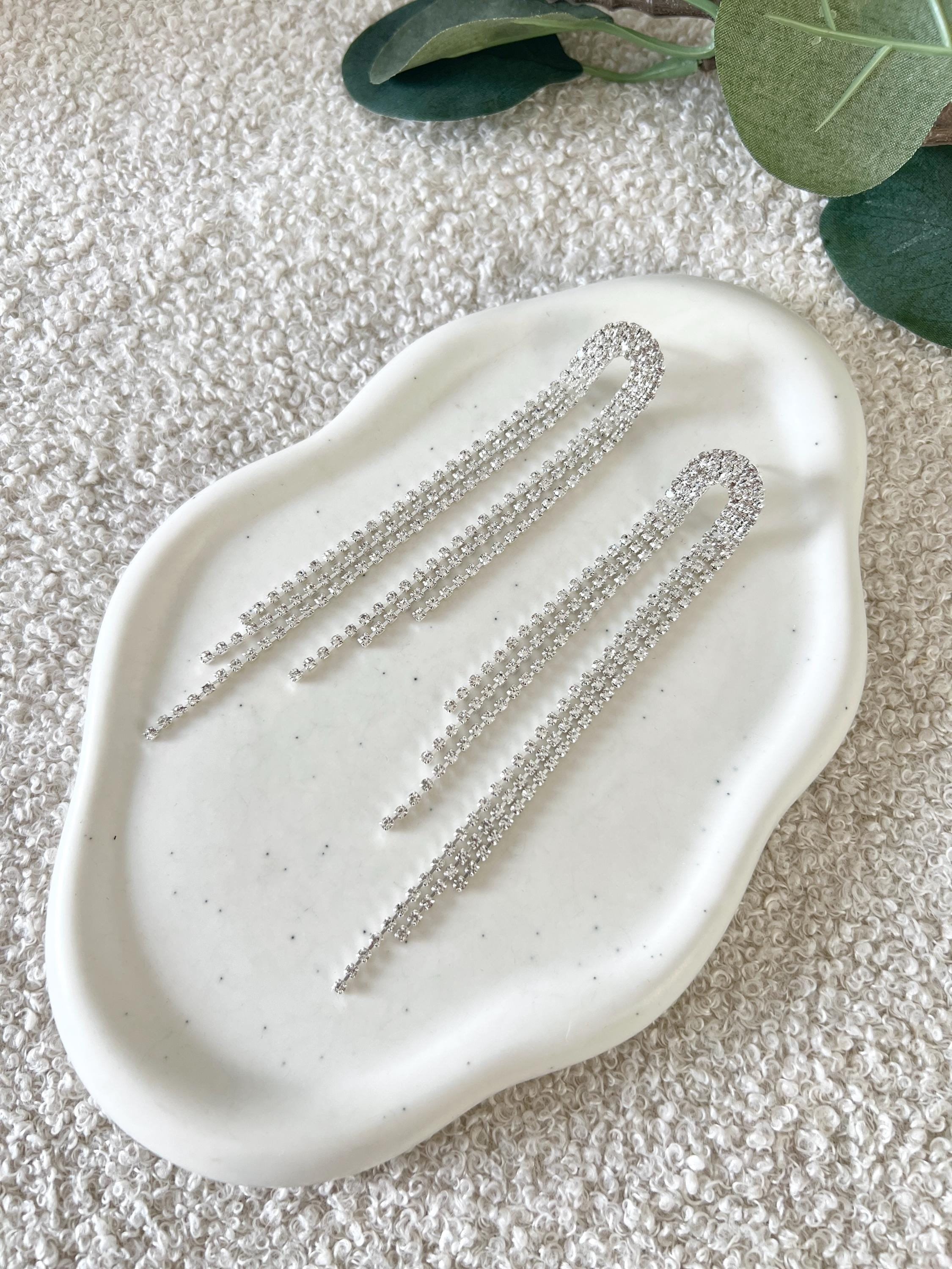 Lange Strassohrringe, Silber, Ohrringe mit Strass, funkelnde Brautohrringe, feiner Brautschmuck, Schmuck Hochzeit, moderner Ohrschmuck, Glaenzende Haengeohrringe, Brautjungfer, Trauzeugin, Schmuckbluete