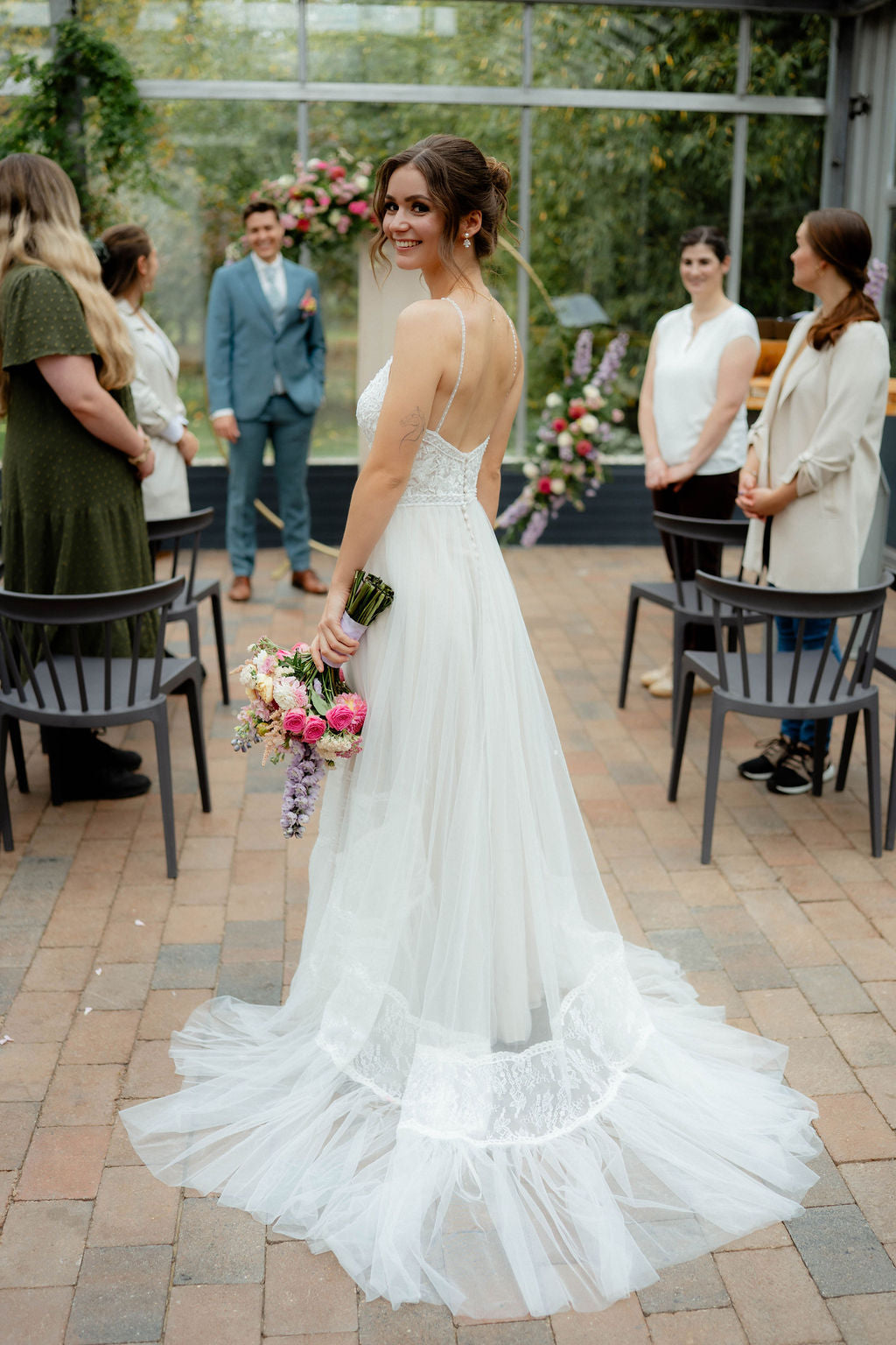 Goldene Brautohrringe, weiße Perlen, glänzende Zirkonia Steine, feine Ohrringe, Gold, Geschenk für Sie, Weihnachtsgeschenkt Frauen, Schmuck Hochzeit, Braut, Perlenschmuck, Hochwertige Perlenohrringe, edeler Brautschmuck, elegante Ohrstecker, Ohrschmuck, Damenschmuck