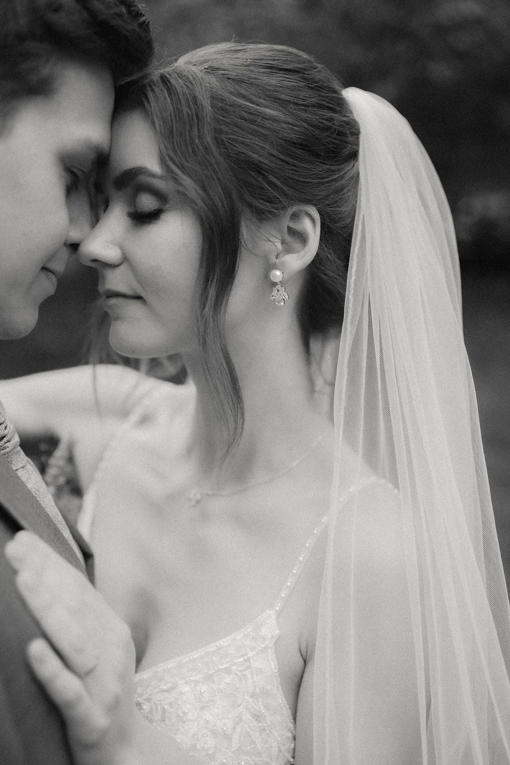 Goldene Brautohrringe, weiße Perlen, glänzende Zirkonia Steine, feine Ohrringe, Gold, Geschenk für Sie, Weihnachtsgeschenkt Frauen, Schmuck Hochzeit, Braut, Perlenschmuck, Hochwertige Perlenohrringe, edeler Brautschmuck, elegante Ohrstecker, Ohrschmuck, Damenschmuck