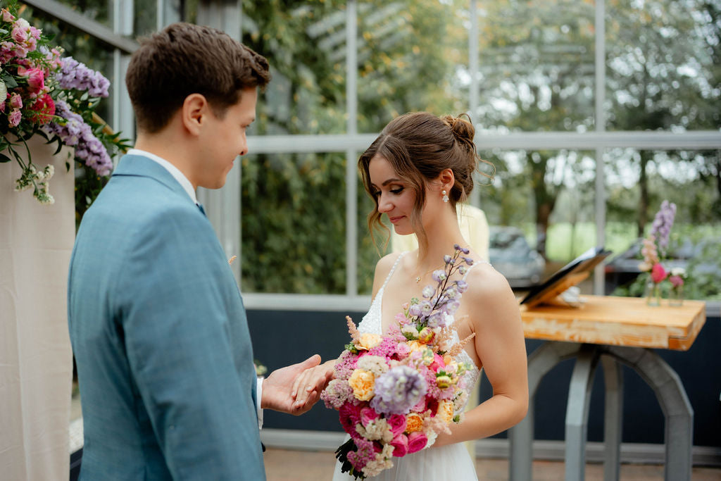 Goldene Brauthalskette, glänzende Zirkonia Steine, Blätterform, feine Kette, Gold, Geschenk für Sie, Weihnachtsgeschenkt Frauen, Schmuck Hochzeit, Braut, Hochwertige Halskette, edeler Brautschmuck, eleganter Damenschmuck