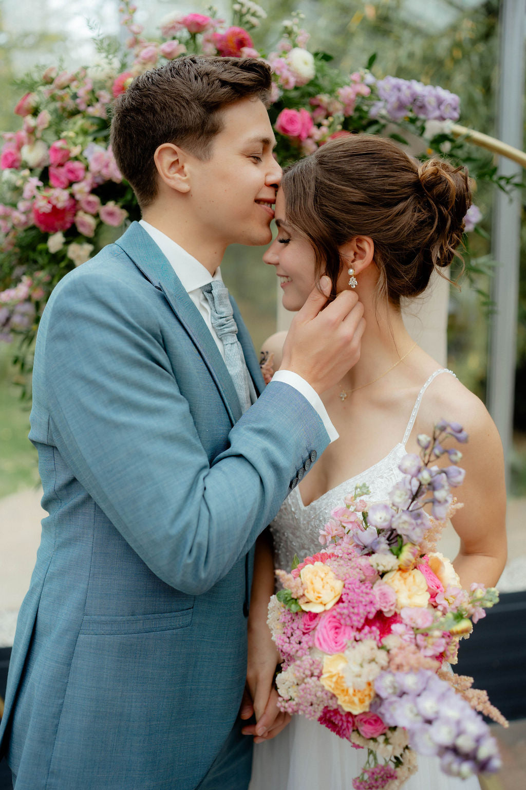 Goldene Brautohrringe, weiße Perlen, glänzende Zirkonia Steine, feine Ohrringe, Gold, Geschenk für Sie, Weihnachtsgeschenkt Frauen, Schmuck Hochzeit, Braut, Perlenschmuck, Hochwertige Perlenohrringe, edeler Brautschmuck, elegante Ohrstecker, Ohrschmuck, Damenschmuck