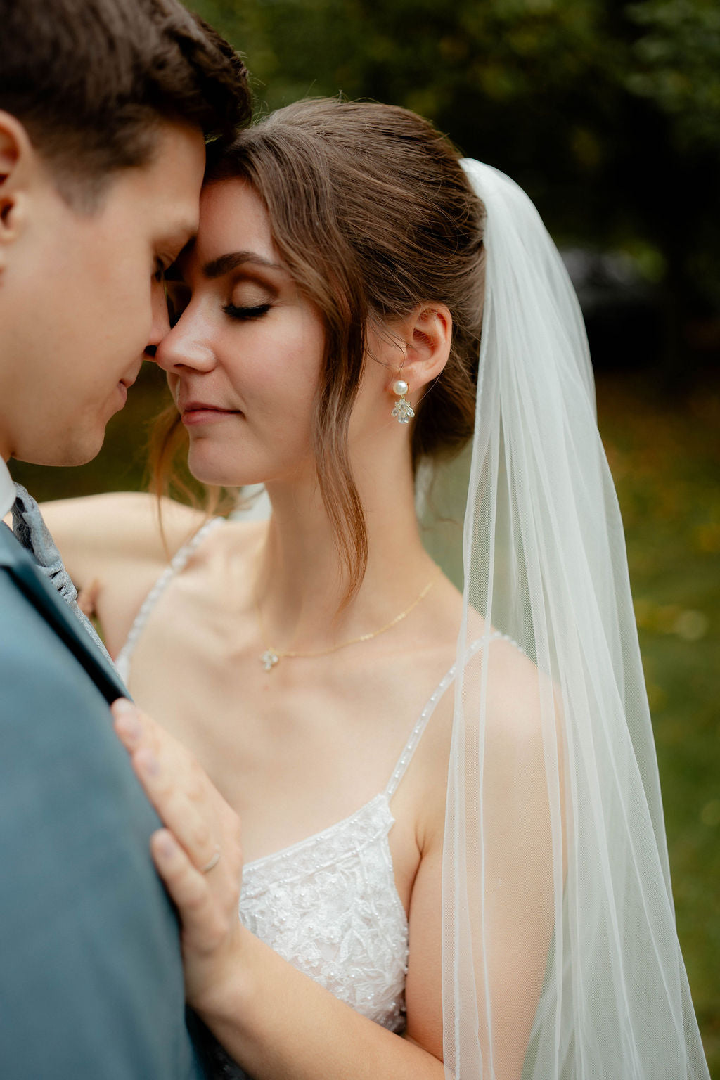 Goldene Brautohrringe, weiße Perlen, glänzende Zirkonia Steine, feine Ohrringe, Gold, Geschenk für Sie, Weihnachtsgeschenkt Frauen, Schmuck Hochzeit, Braut, Perlenschmuck, Hochwertige Perlenohrringe, edeler Brautschmuck, elegante Ohrstecker, Ohrschmuck, Damenschmuck