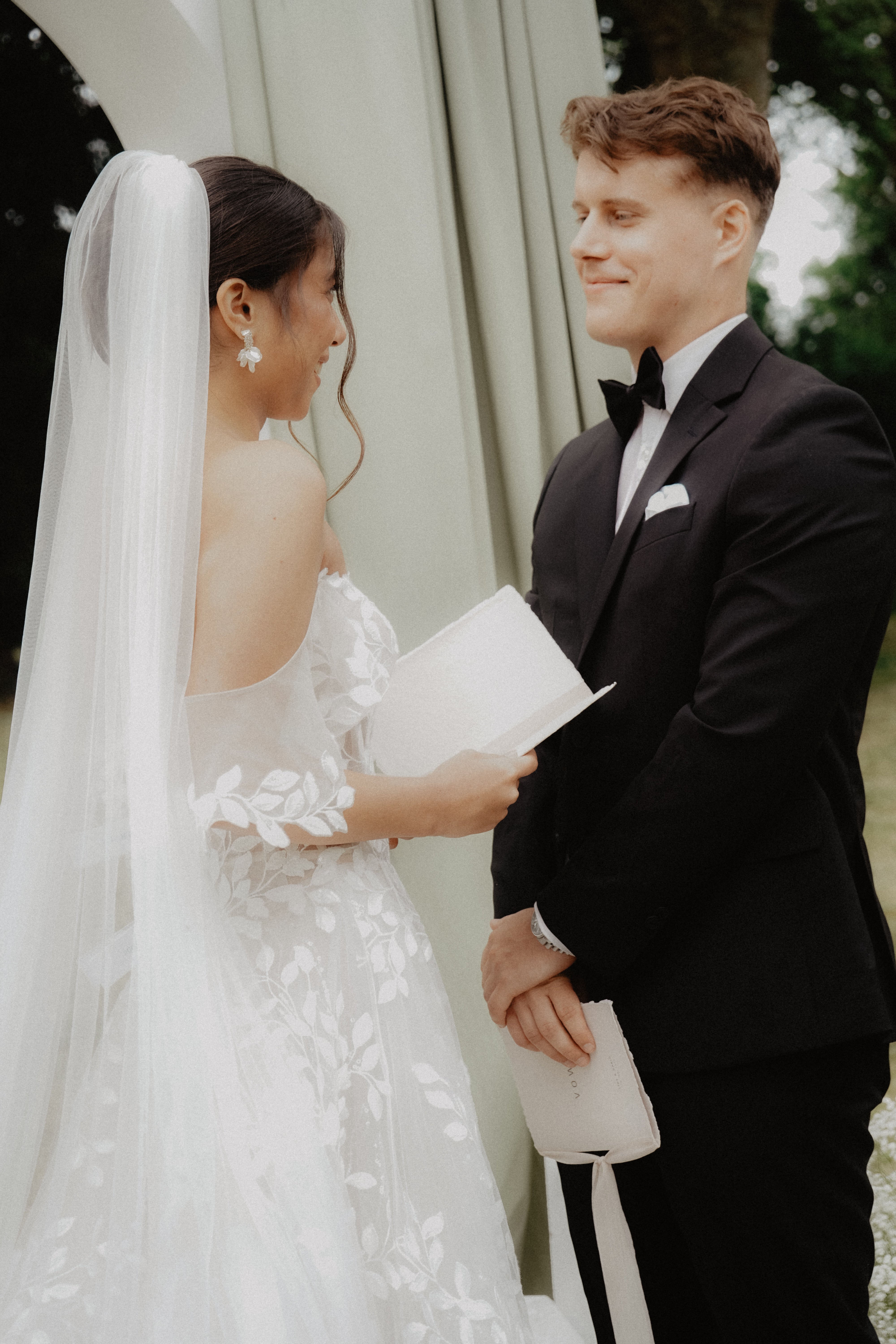 funkelnde Brautohrringe, silber und gold mit weiß Perlmuttoptik glänzenden Blättern, Brautohrstecker, Ohrringe für die Hochzeit, Brautjungfer, Trauzeugin, Schmuckblüte