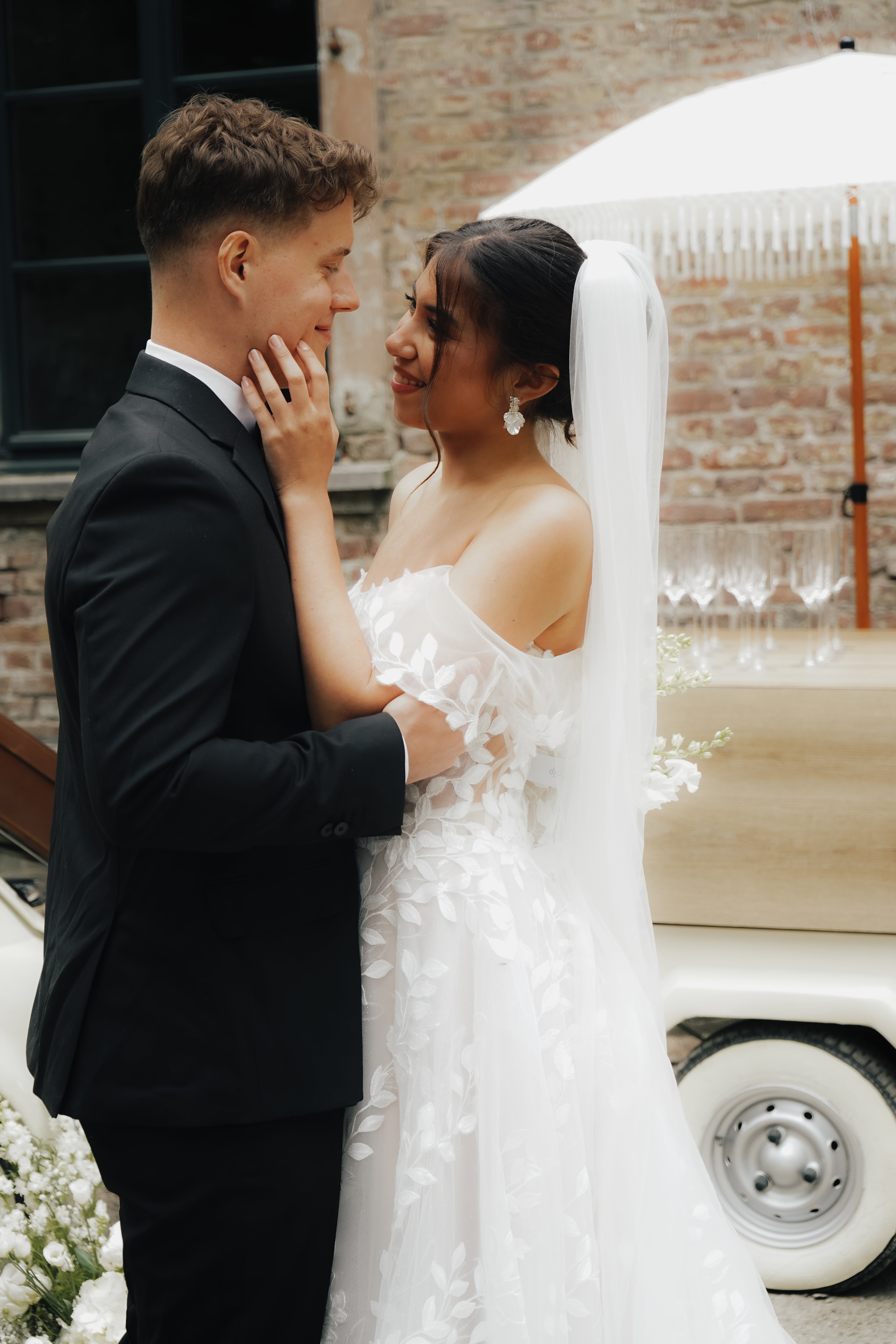 funkelnde Brautohrringe, silber und gold mit weiß Perlmuttoptik glänzenden Blättern, Brautohrstecker, Ohrringe für die Hochzeit, Brautjungfer, Trauzeugin, Schmuckblüte