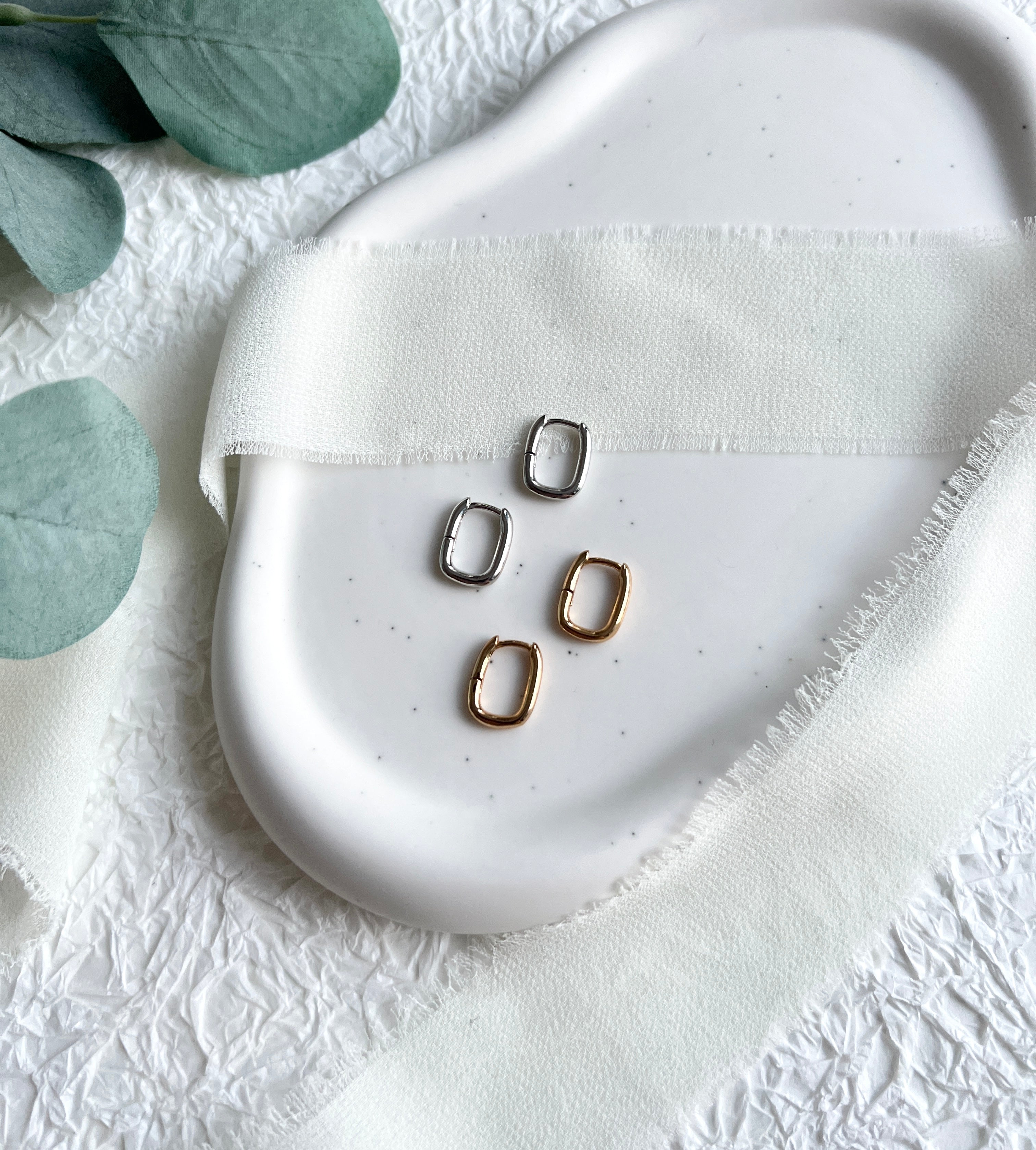 Creolen Ohrringe, Silber oder Gold, geometrische Ohrringe, Huggie, rechteckige Hoopohrringe, Geschenk für Sie, glänzender Schmuck, minimalistisch, Weihnachtsgeschenk, moderner Brautschmuck