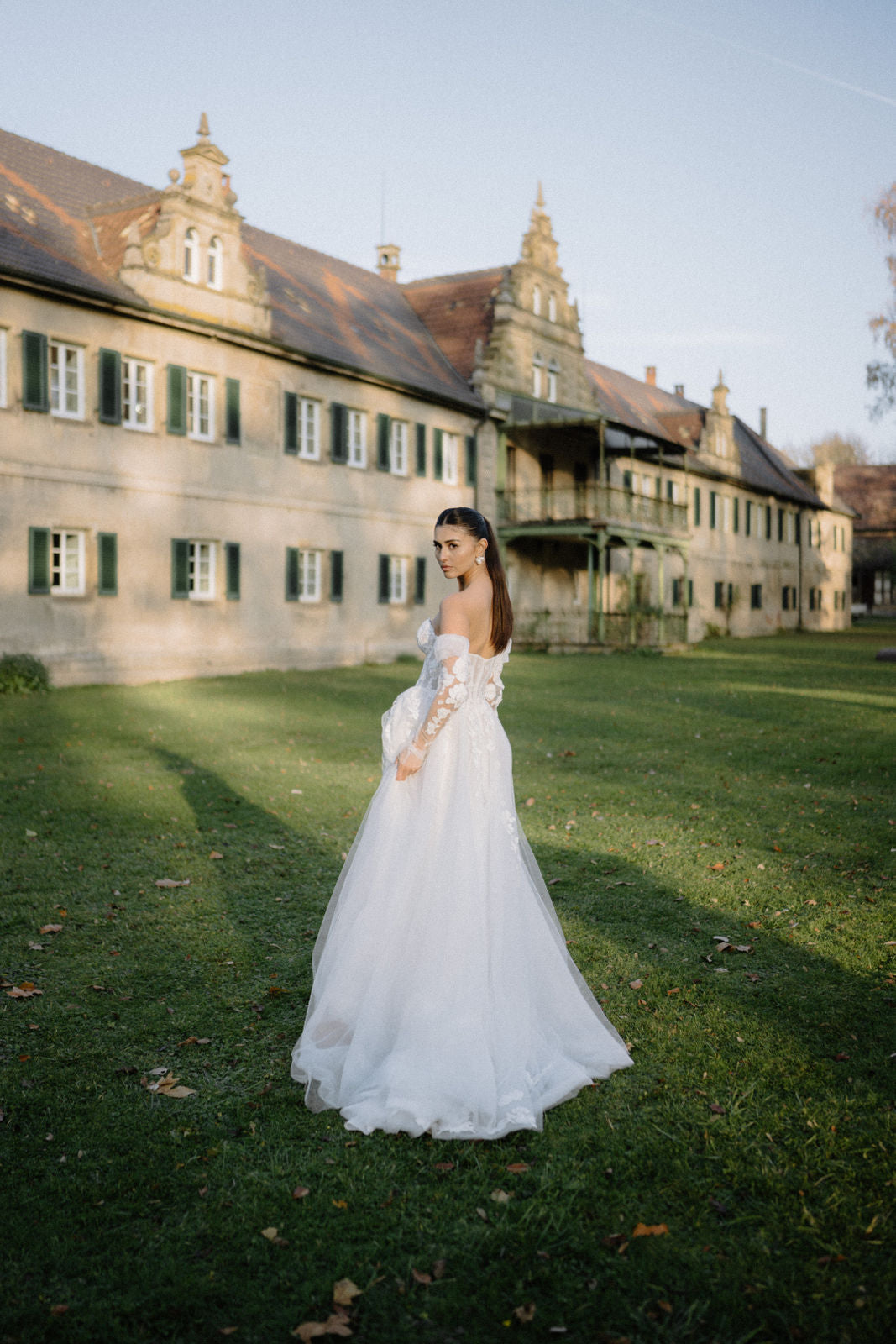 Ohrringe, weisse Ohrstecker, große Brautohrringe, Perlmutt Blätter, feiner Brautschmuck, Schmuck Hochzeit, Blütenohrringe, moderne Ohrstecker, Standesamt, Perlenschmuck, Perlenohrringe, Weddinginspiration