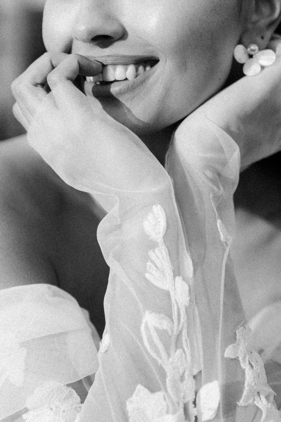 Ohrringe, weisse Ohrstecker, große Brautohrringe, Perlmutt Blätter, feiner Brautschmuck, Schmuck Hochzeit, Blütenohrringe, moderne Ohrstecker, Standesamt, Perlenschmuck, Perlenohrringe, Weddinginspiration