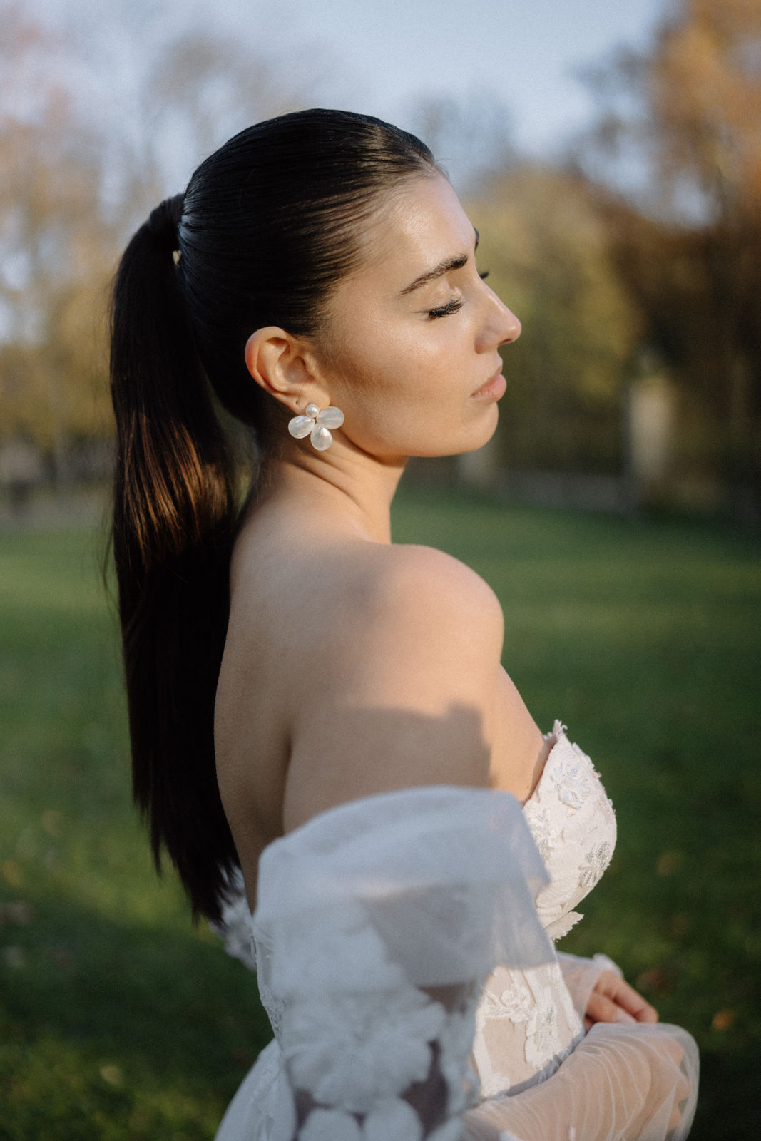 Ohrringe, weisse Ohrstecker, große Brautohrringe, Perlmutt Blätter, feiner Brautschmuck, Schmuck Hochzeit, Blütenohrringe, moderne Ohrstecker, Standesamt, Perlenschmuck, Perlenohrringe, Weddinginspiration