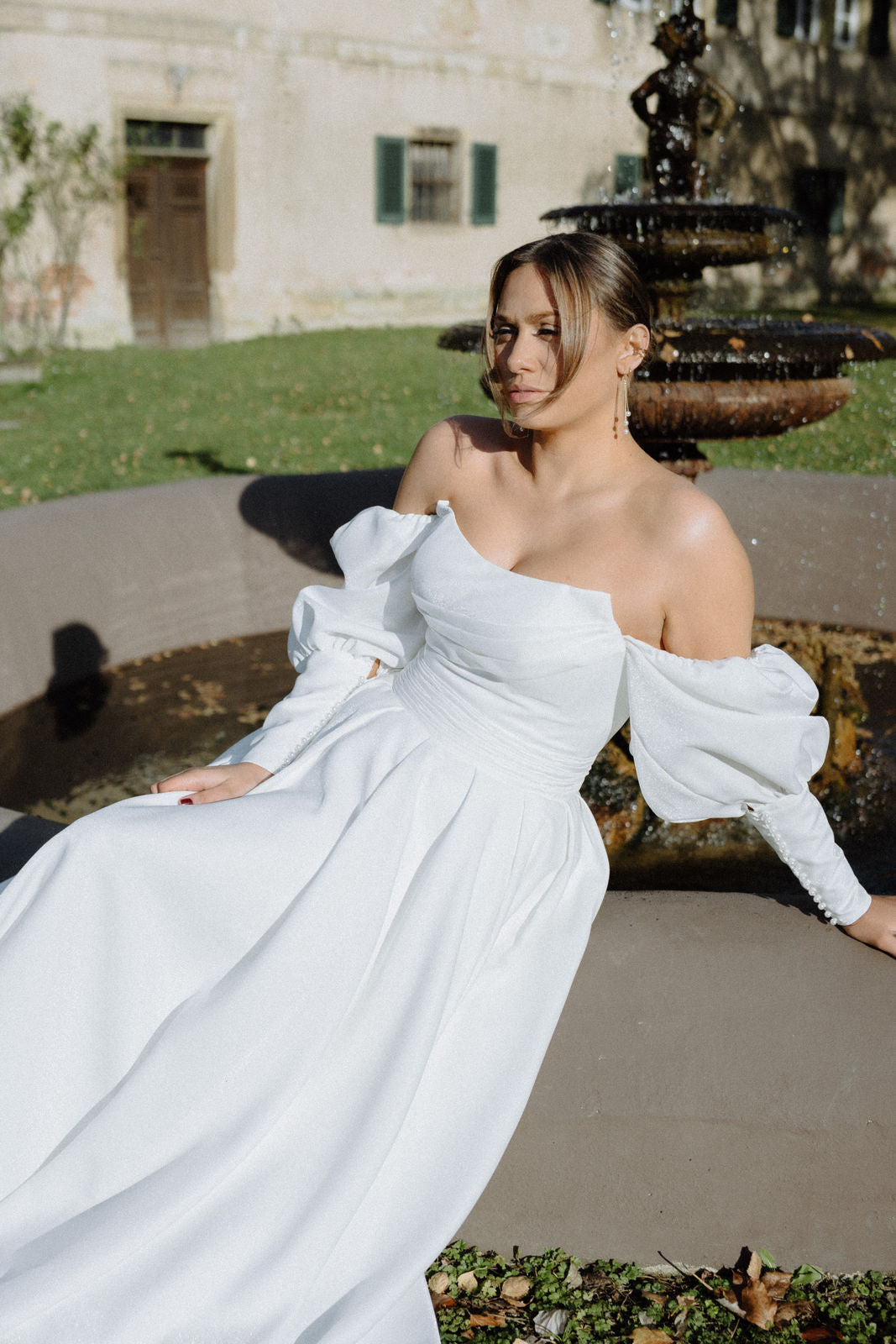 Brautohrringe mit feinen weißen Perlen, goldene Ohrringe, Perlenschmuck, Ohrschmuck zum einfädeln, hochwertige Hängeohrringe für die Braut, moderner Brautschmuck, elegante Ohrringe für die Brautjungfern, Schmuck Standesamt, Geschenk für Sie, Perlenohrringe Weihnachtsgeschenk, Damenschmuck, edele Damenohrringe