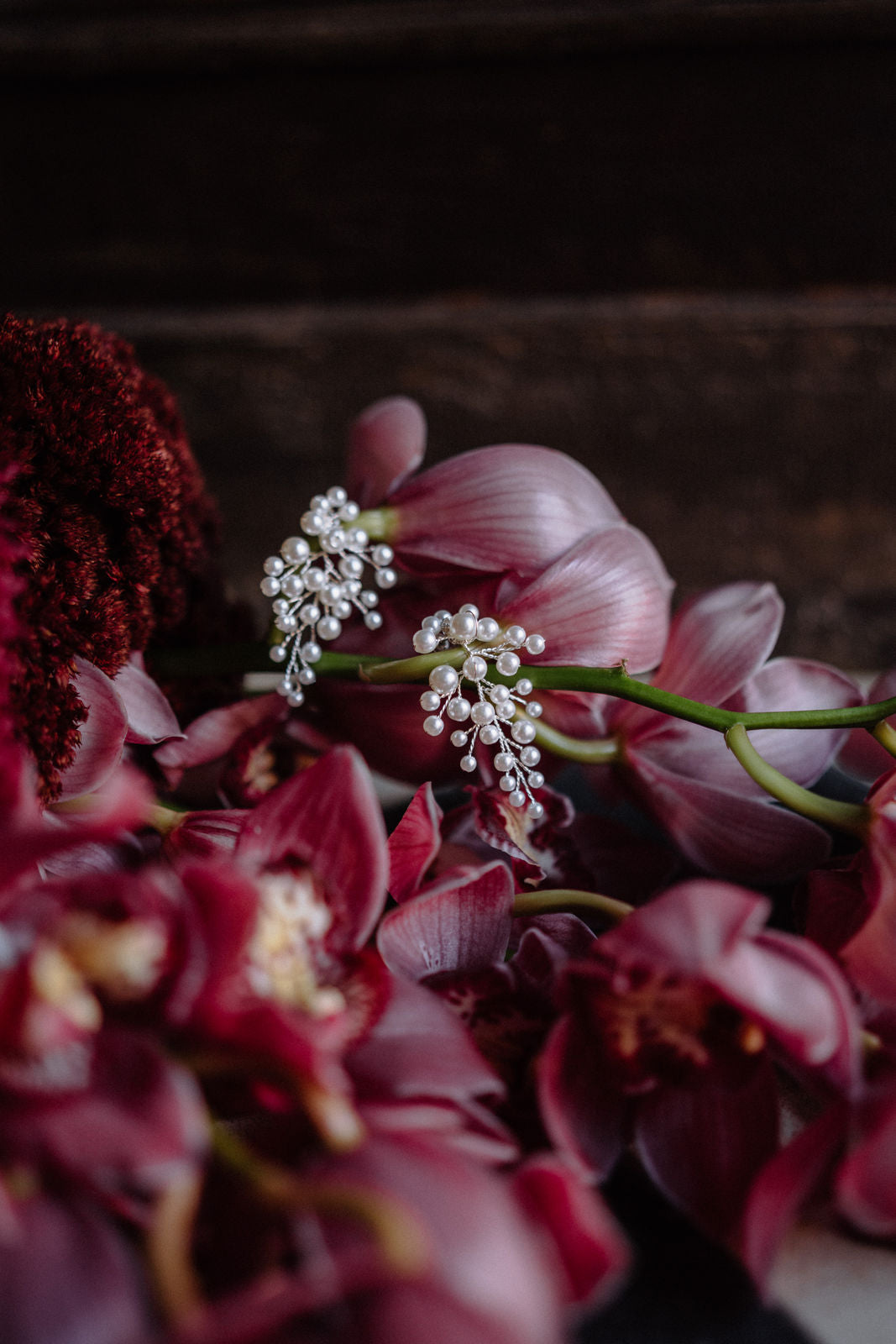 Elegante Perlenohrringe, weiße feine Perlen und silberner Juwelierdraht, Haengende Ohrringe mit Ohrstecker, moderner Brautschmuck, schicke Brautohrringe, Schmuck Hochzeit, Weddinginspiration