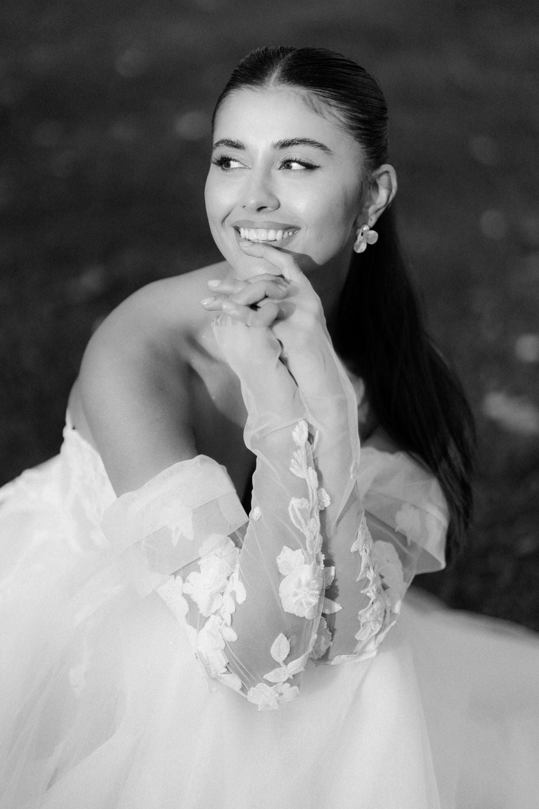 Ohrringe, weisse Ohrstecker, große Brautohrringe, Perlmutt Blätter, feiner Brautschmuck, Schmuck Hochzeit, Blütenohrringe, moderne Ohrstecker, Standesamt, Perlenschmuck, Perlenohrringe