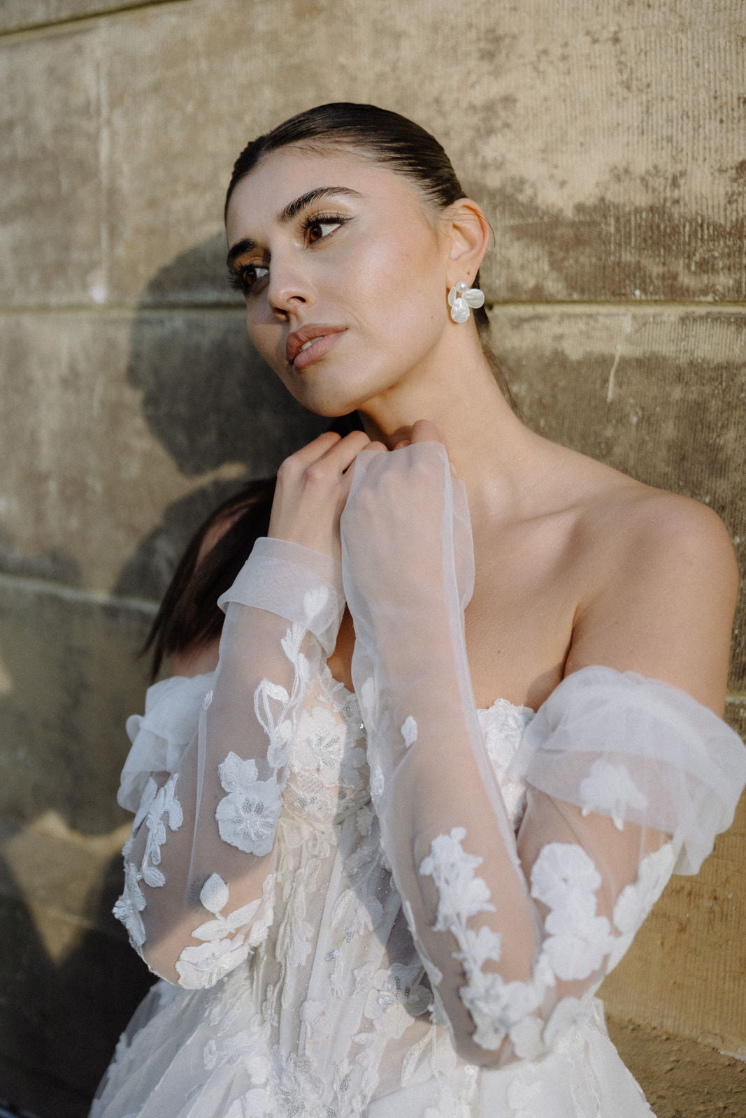 Ohrringe, weisse Ohrstecker, große Brautohrringe, Perlmutt Blätter, feiner Brautschmuck, Schmuck Hochzeit, Blütenohrringe, moderne Ohrstecker, Standesamt, Perlenschmuck, Perlenohrringe, Weddinginspiration