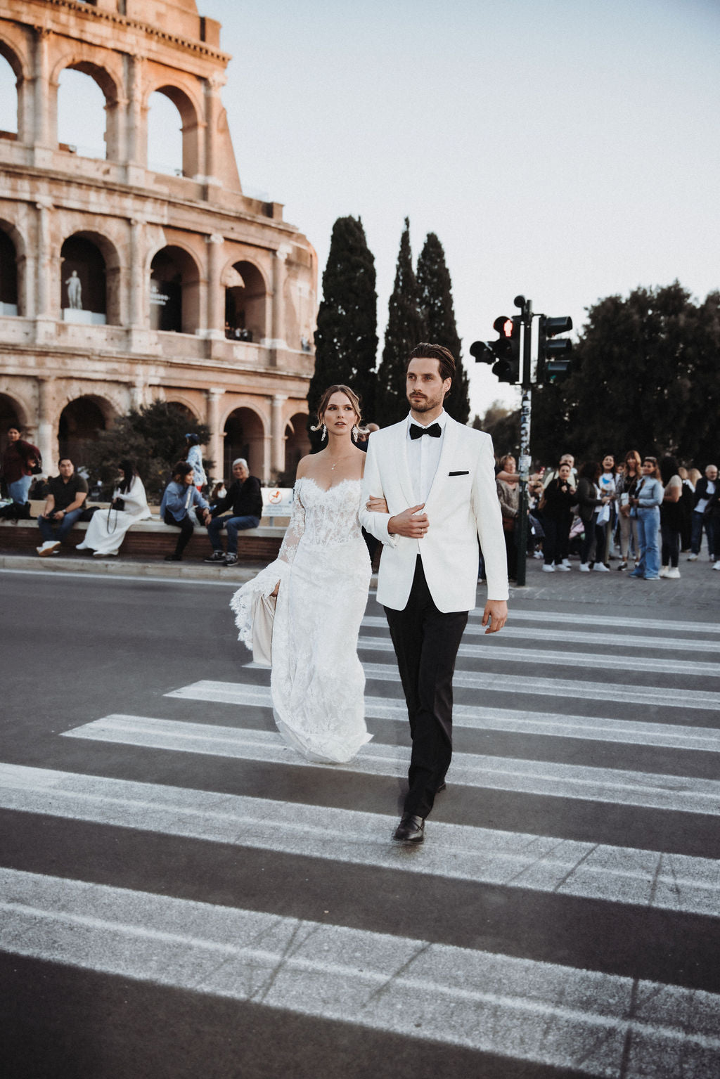 Brautohrringe, Silber und Weiß, Hängeohrringe mit weißen und transparenten Perlen, feine Perlenohrringe, Blüten aus weißem Softtüll, Schmuck für die Hochzeit, Perlenschmuck Ohrringe für das Standesamt, Brautmode, Schmuckbluete