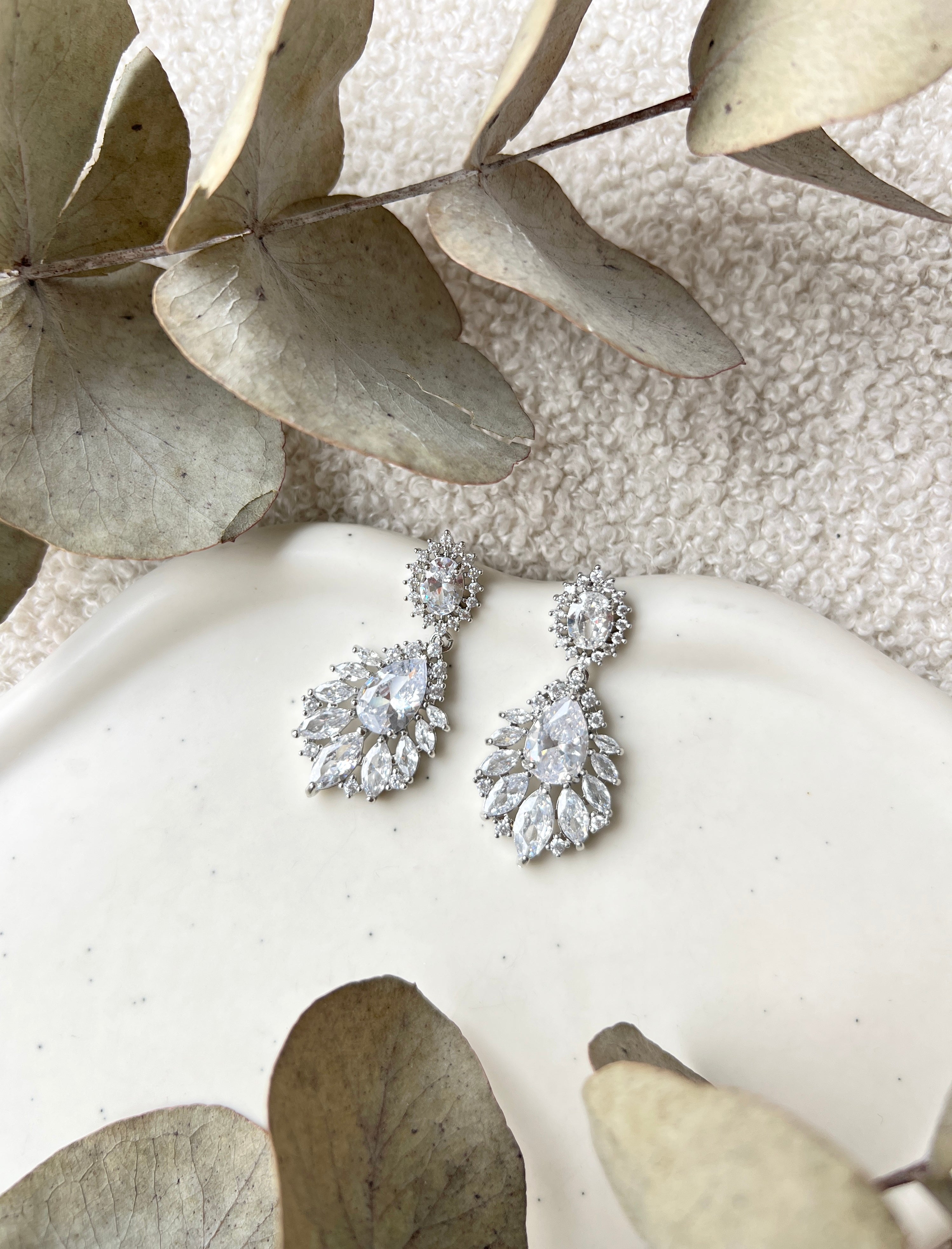 Elegante silberne Ohrringe, feiner Brautschmuck, Brautohrringe, Schmuck fuer die Hochzeit, Hochzeitsschmuck, glaenzende Haengeohrringe, moderner Statementschmuck