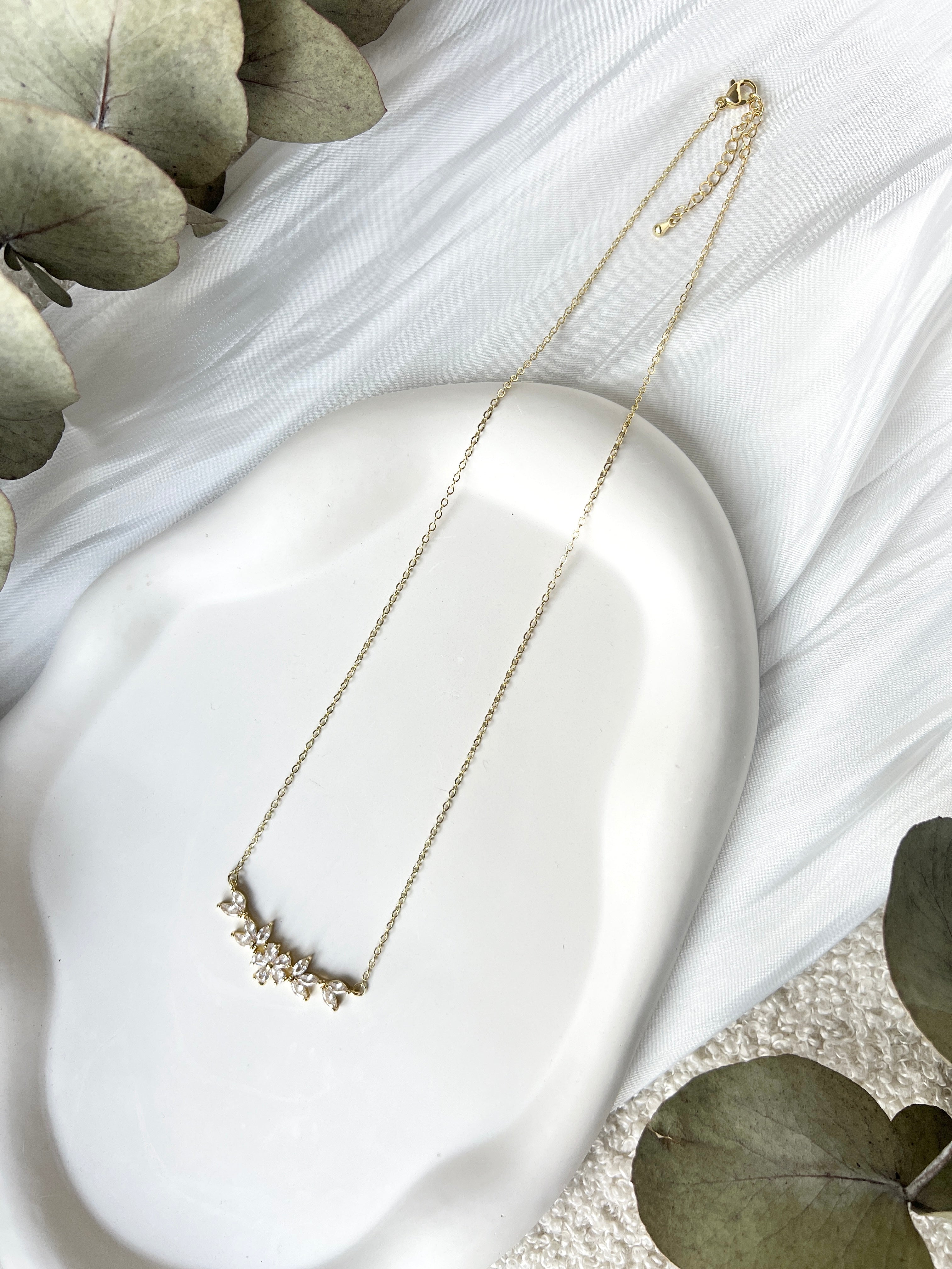 Halskette, kurze Kette, feiner Brautschmuck, feine Blumen, Roségold, Silber oder Gold, glaenzender Schmuck, hochwertiger Hochzeit, Brauthalskette, Brautjungfer, Geschenk fuer Sie, kurze Kette, Damenschmuck, Weihnachtsgeschenk Frauen