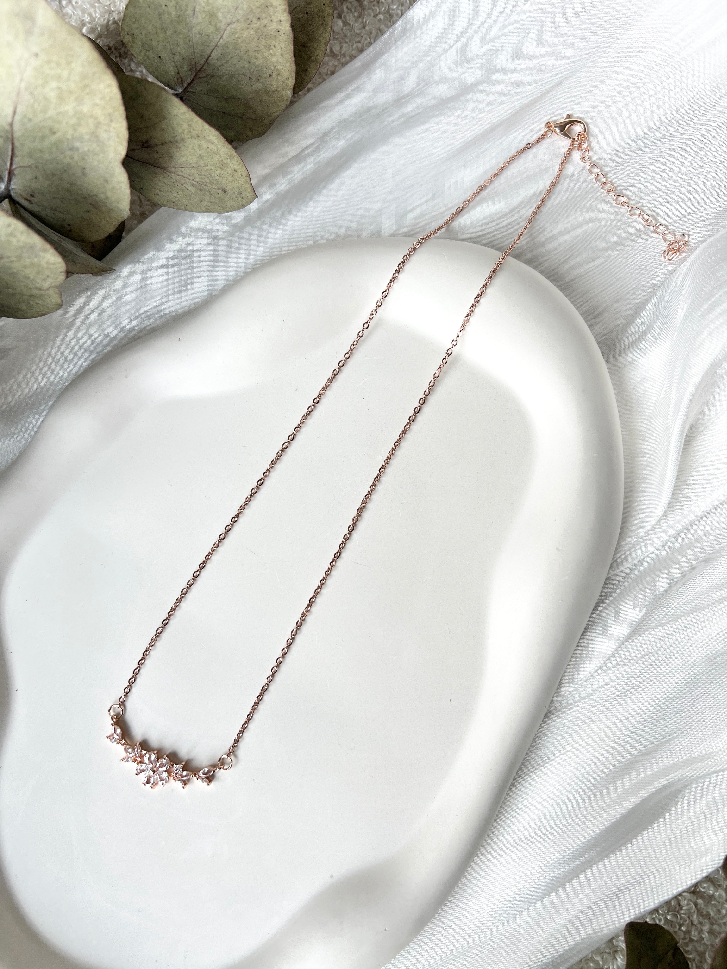 Halskette, kurze Kette, feiner Brautschmuck, feine Blumen, Roségold, Silber oder Gold, glaenzender Schmuck, hochwertiger Hochzeit, Brauthalskette, Brautjungfer, Geschenk fuer Sie, kurze Kette, Damenschmuck, Weihnachtsgeschenk Frauen