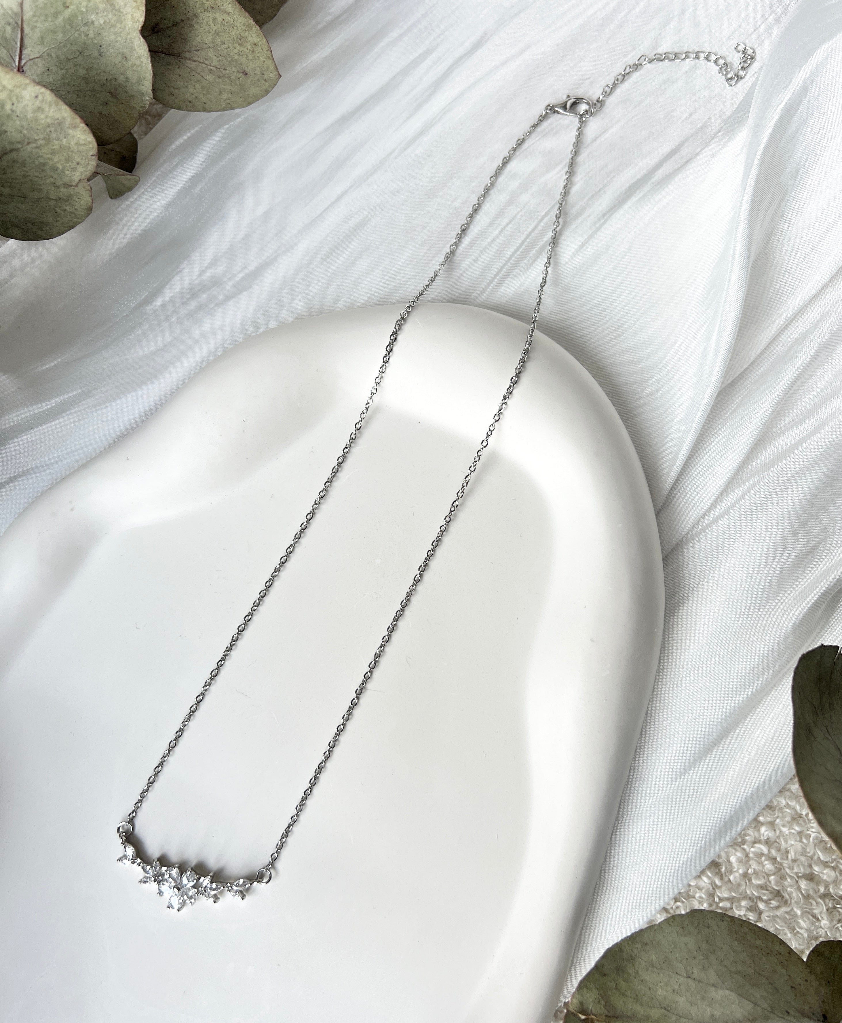 Halskette, kurze Kette, feiner Brautschmuck, feine Blumen, Roségold, Silber oder Gold, glaenzender Schmuck, hochwertiger Hochzeit, Brauthalskette, Brautjungfer, Geschenk fuer Sie, kurze Kette, Damenschmuck, Weihnachtsgeschenk Frauen