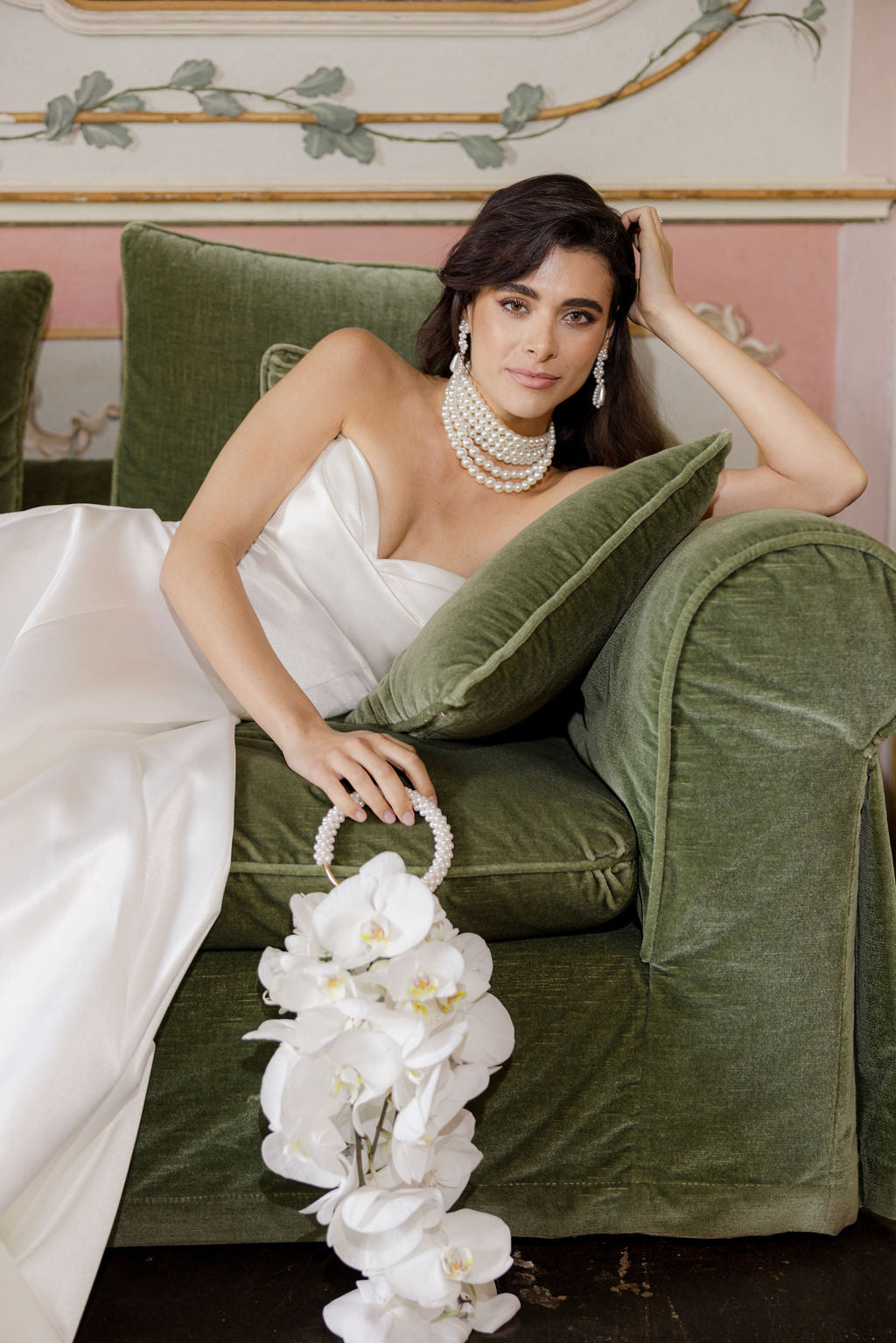 Moderne Perlenohrringe, elegante Ohrringe, feiner Brautschmuck, schicke Brautohrringe, weiss, opulenter Perlenschmuck, Schmuck fuer die Hochzeit, Hochzeitsschmuck, Braut, Standesamt, Weddinginspiration