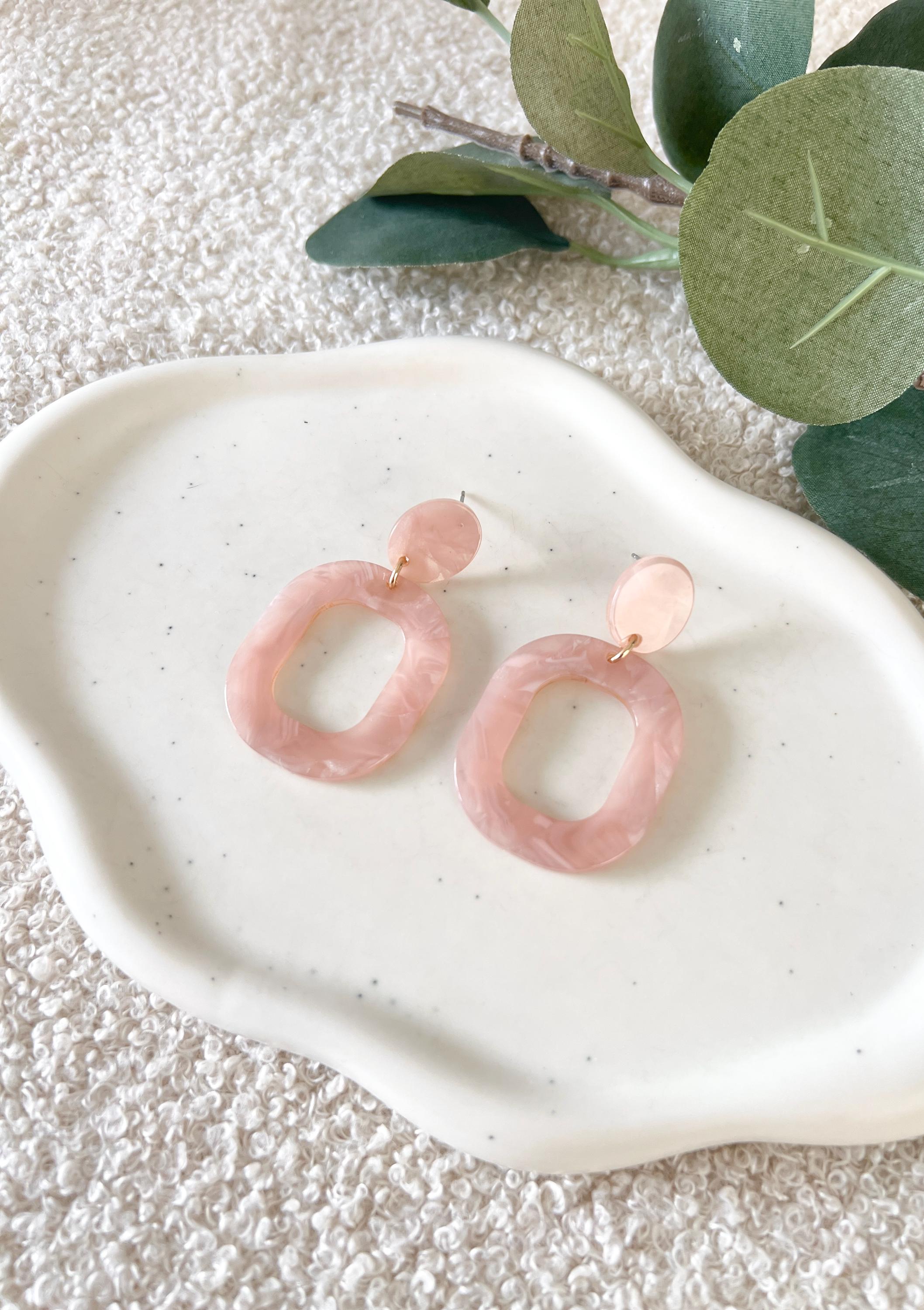 Acryl-Ohrringe, Rosa, ovale Form, Hängeohrringe, moderner Ohrschmuck, Trend, Pastellfarbe, Golddetails, Ohrsteckerverschluss