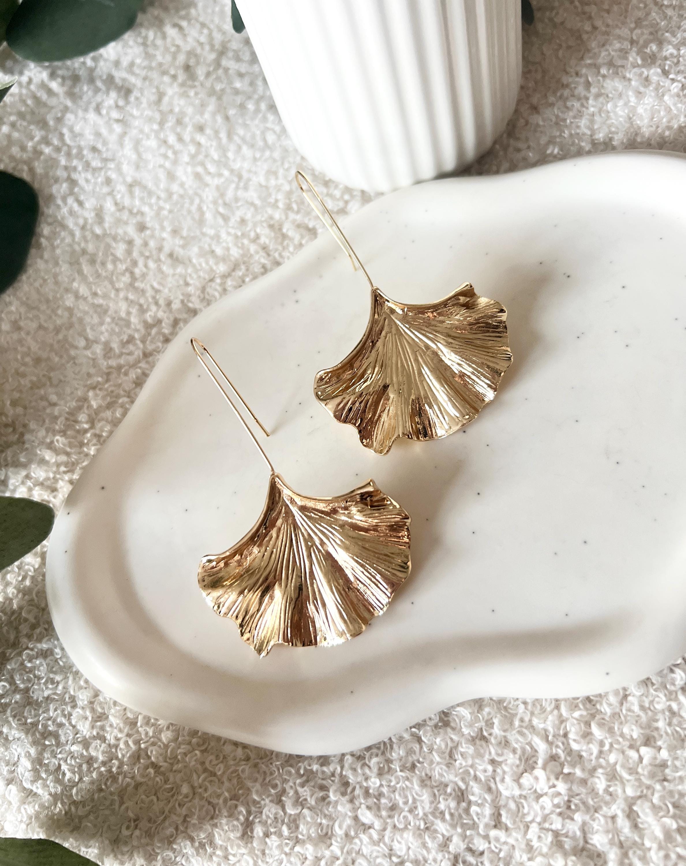 Elegante Ohrringe in Ginko-Blätter-Form, glänzendes Gold, moderne Hängeohrringe, Brautschmuck, goldene Brautohrringe, Schmuck Hochzeit