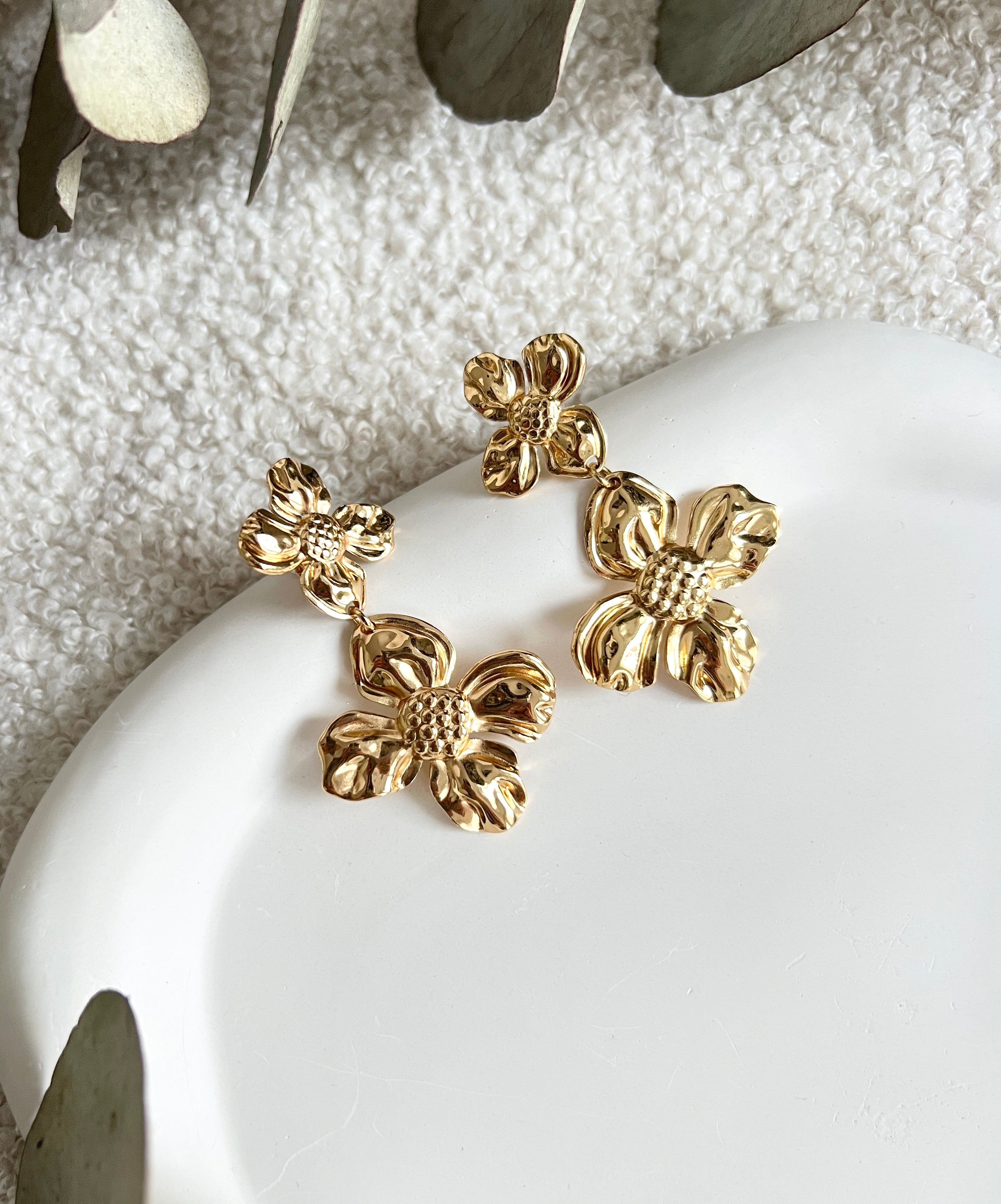 Goldene große Brautohrringe, moderne Ohrringe mit glaenzenden Blumen, feine Brautohrringe, Schmuck Hochzeit, lange Haengeohrringe, Ohrstecker, Brautjungfer, Damenschmuck, Ohrschmuck Frauen, eleganter Brautschmuck, Schmuckbuete