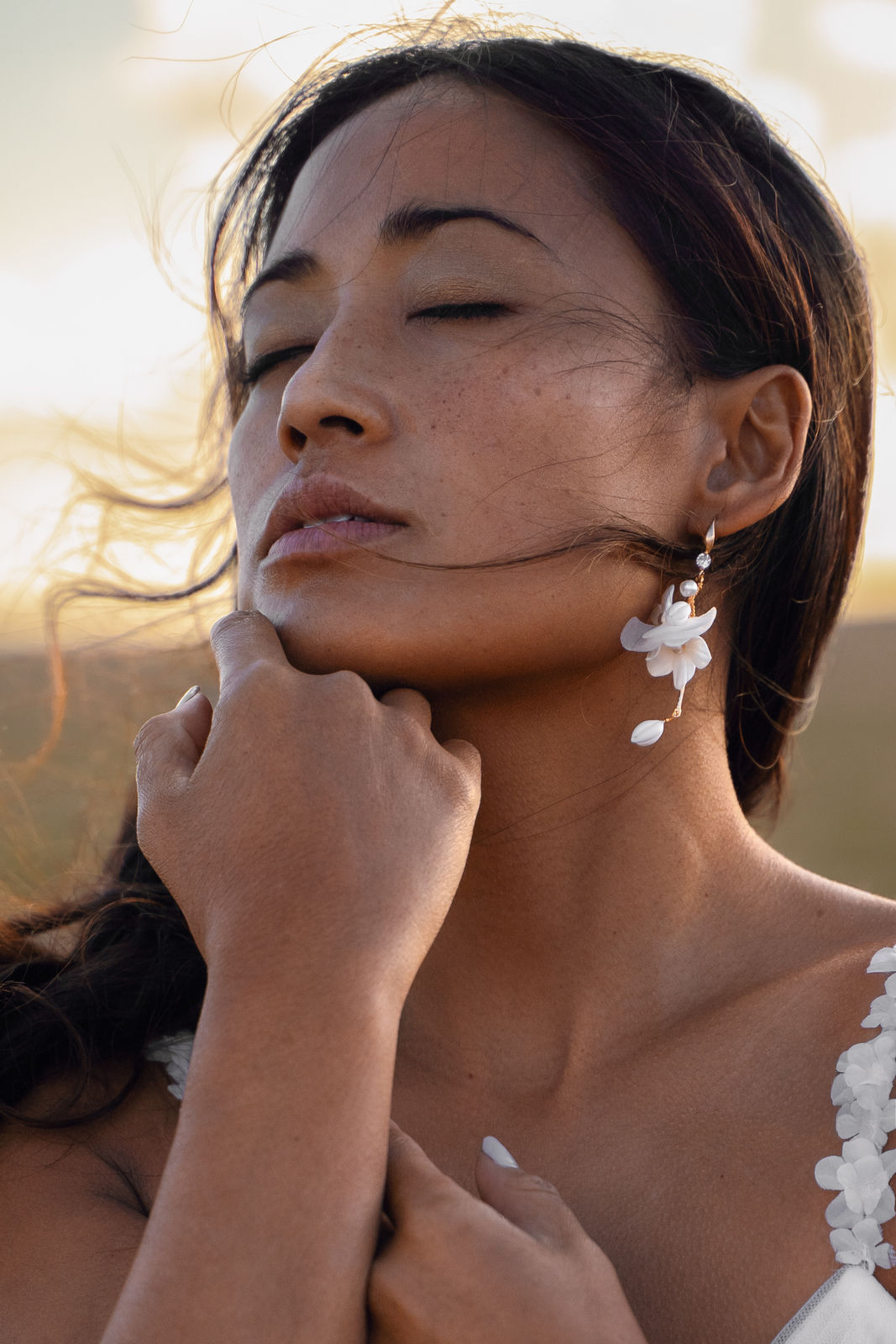 Brautohrringe, Perlen, Weiß und Gold, Blüten, lange Ohrringe mit Blumen und kleinen Perlen, Perlenschmuck, Hängeohrringe, weißer Brautschmuck, Braut, Hochzeit, Schmuck, Accessoire Brautjungfer, Hochzeitsschmuck, Lanzarote, Styled Shooting, Weddinginspiration, Bridallook, Bridalinspo, Bridaljewelry