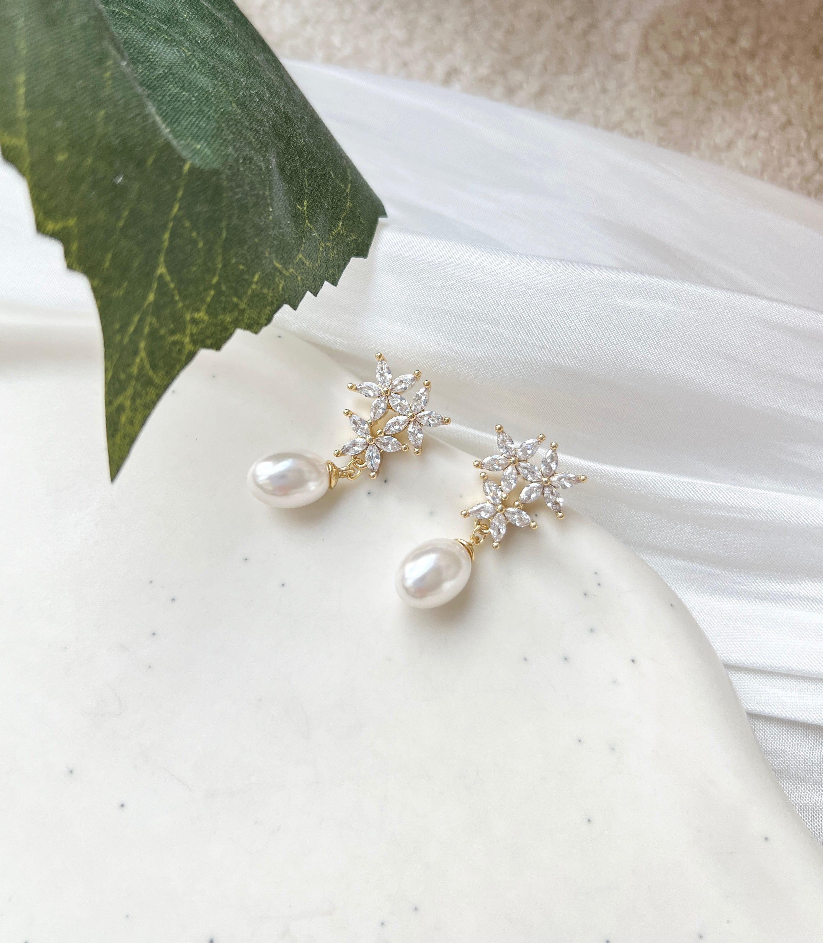 Ohrringe, Braut, funkelnde Ohrstecker in den Varianten Gold oder Silber, Perlenohrringe, Perlenschmuck, Brautohrringe, Brautschmuck, Schmuck Hochzeit, Geschenk für Sie, Brautungfer, Blumen