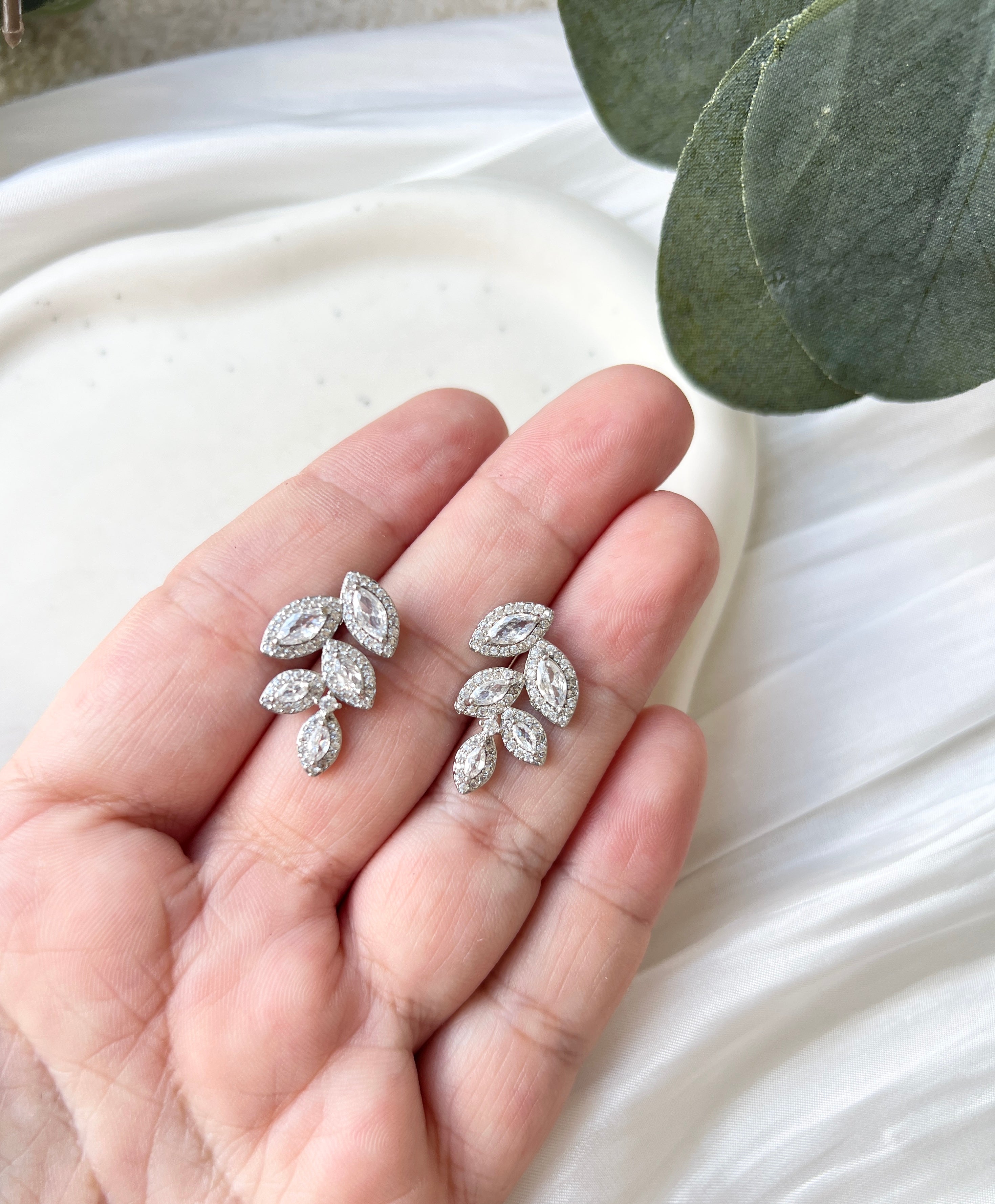 Ohrstecker, Silber, Blaetterform, floral, Brautohrringe, Brautschmuck Hochzeit, Ohrringe für die Brautjungfer, funkelnde Ohrringe