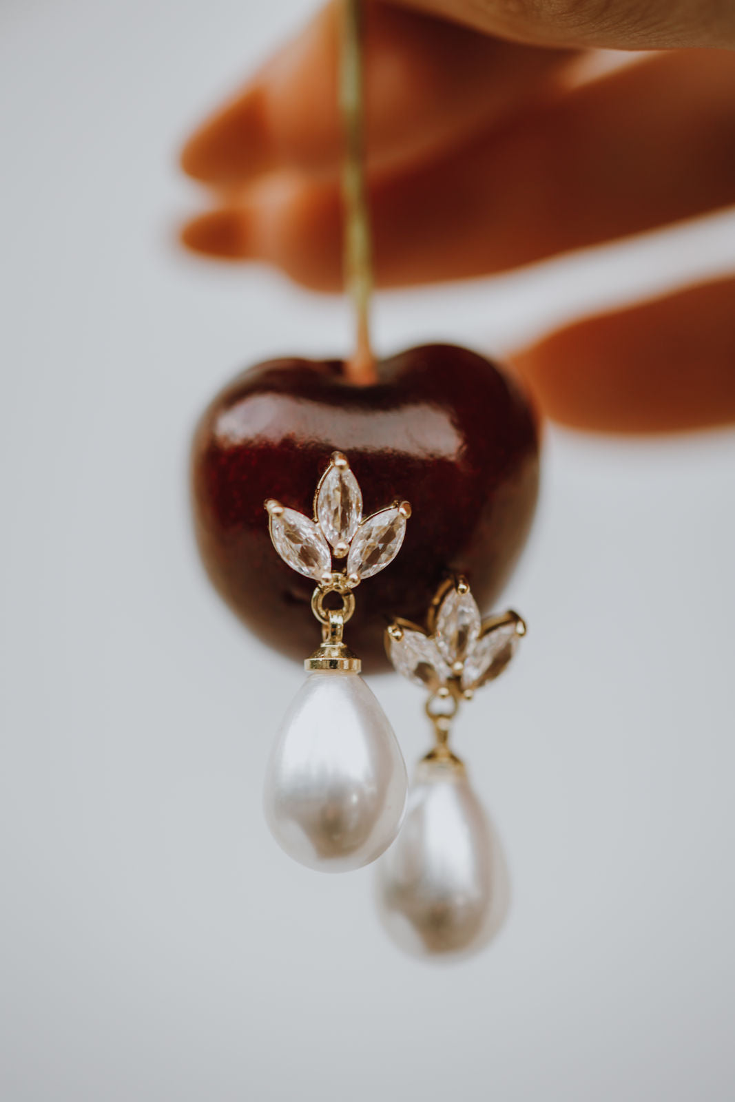 Perlenohrringe, Gold, Braut, ovale Perlen, Ohrstecker mit Zirconia-Steinen, funkelnde Brautohrringe, Brautschmuck, Schmuck fuer die Hochzeit, Standesamt, feine Ohrringe, Trauzeugin, Brautjungfer, Weihnachtsgeschenk, Schmuckbluete