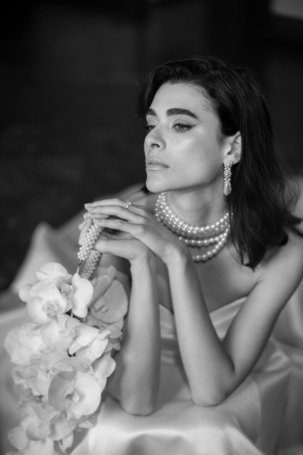 Moderne Perlenohrringe, elegante Ohrringe, feiner Brautschmuck, schicke Brautohrringe, weiss, opulenter Perlenschmuck, Schmuck fuer die Hochzeit, Hochzeitsschmuck, Braut, Standesamt, Weddinginspiration
