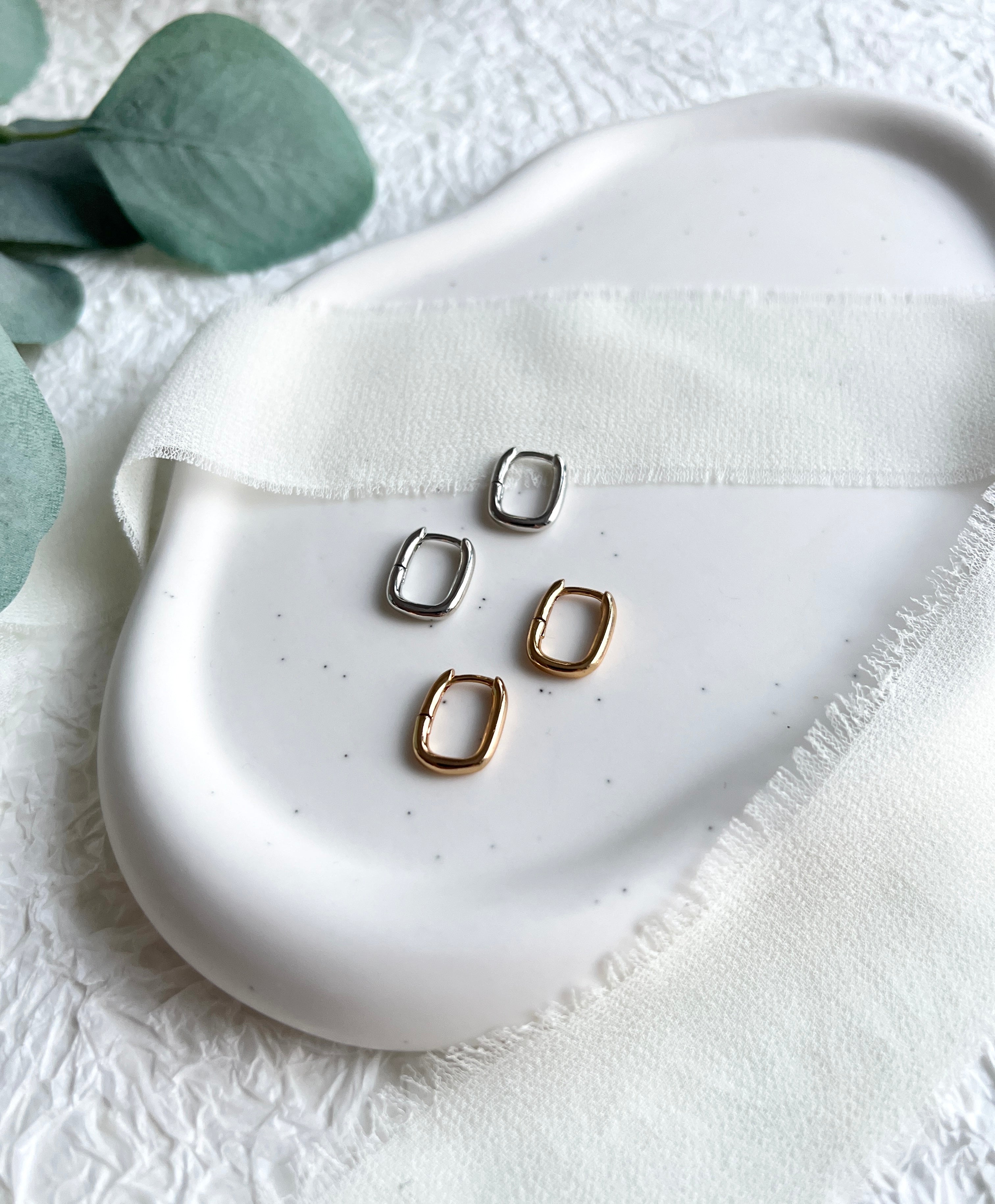 Creolen Ohrringe, Silber oder Gold, geometrische Ohrringe, Huggie, rechteckige Hoopohrringe, Geschenk für Sie, glänzender Schmuck, minimalistisch, Weihnachtsgeschenk, moderner Brautschmuck