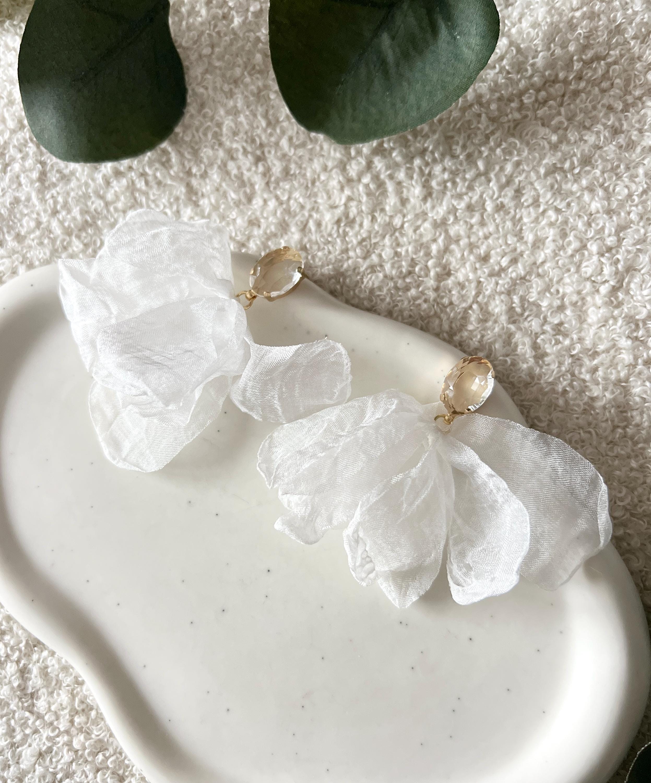 große Ohrringe, weiße Blätter aus Stoff, Brautohrringe weiß, Blütenblätter, Brautschmuck, moderne Ohrstecker Standesamt, Braut Schmuck Hochzeit 