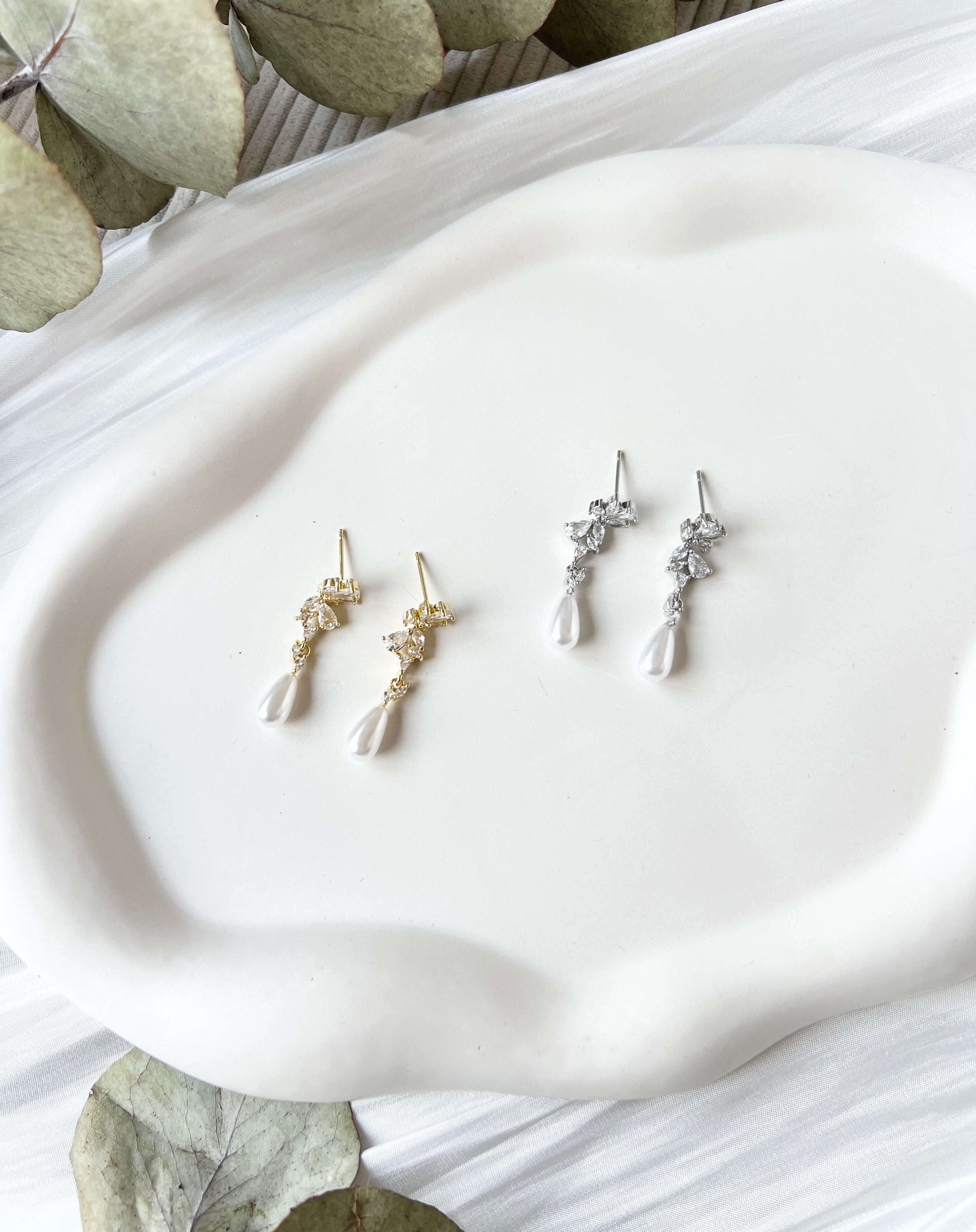 Hängende Perlenohrstecker mit ovalen weißen Perlen und funkelnden Zirkoniasteinen, moderne Brautohrringe, Gold oder Silber, Ohrringe fuer Frauen, Elegante Ohrstecker fuer die Braut, Brautjungfer oder Trauzeugin, hochwertiger Schmuck Hochzeit, Geschenk fuer Sie, Weihnachtsgeschenk Frauen, feiner Damenschmuck