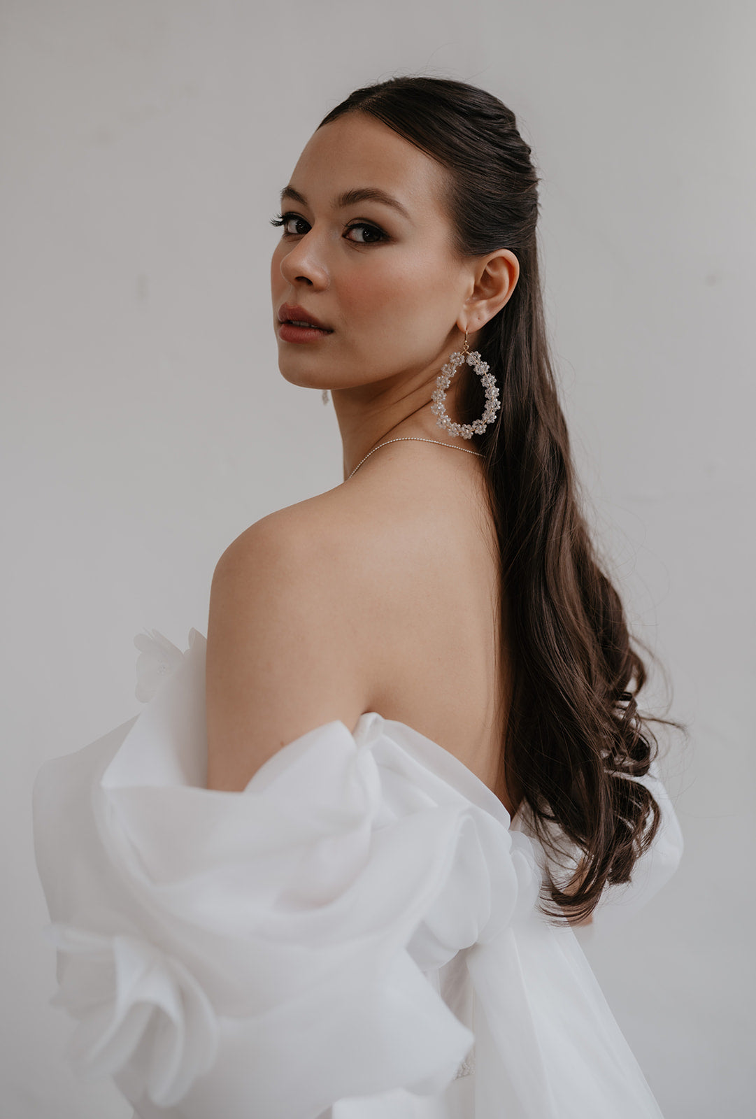 Feine goldene Ohrringe mit transparenten zarten Perlen, ovale Brautohrringe, hochwertiger Brautschmuck, Schmuck fuer die Hochzeit
