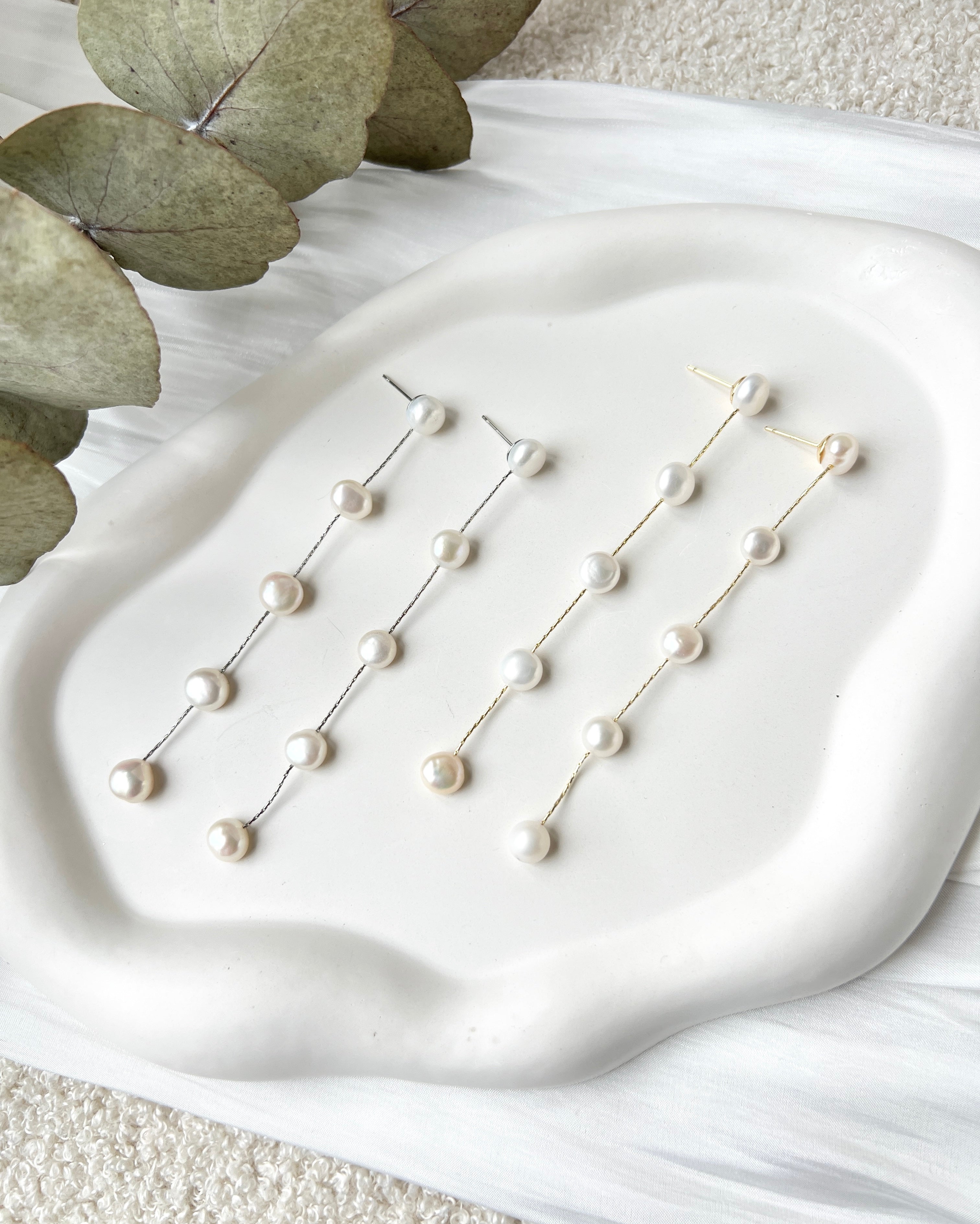 lange Perlenohrringe, Brautschmuck in Silber oder Gold, weiße Perlen, feine Brautohrringe, moderne Ohrringe Standesamt, Perlenschmuck, Schmuck Hochzeit, elegante Hängeohrringe