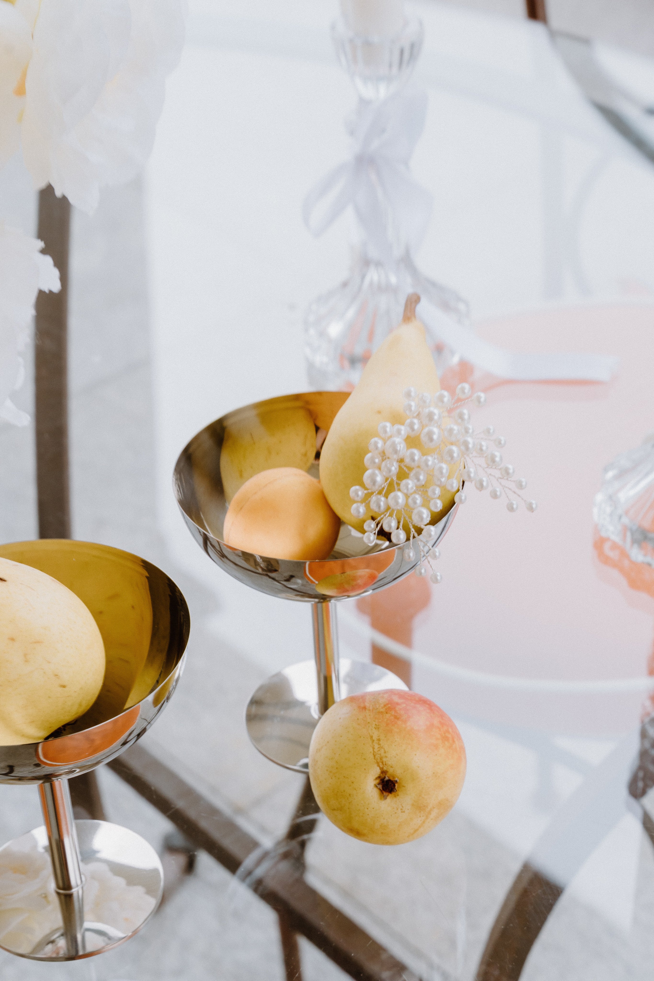 Elegante Perlenohrringe, weiße feine Perlen und silberner Juwelierdraht, Haengende Ohrringe mit Ohrstecker, moderner Brautschmuck, schicke Brautohrringe, Schmuck Hochzeit, Weddinginspiration