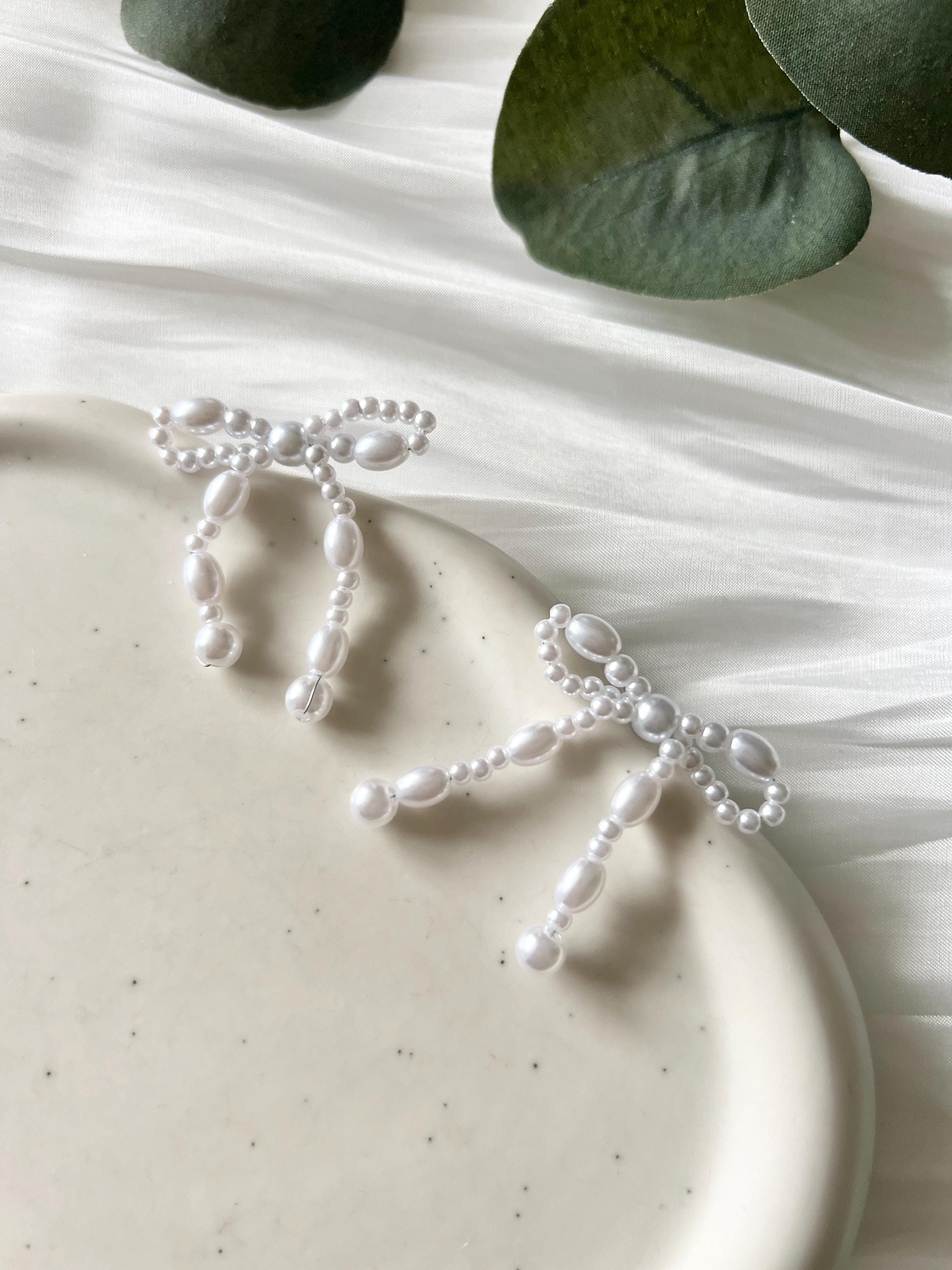 Brautohrringe, weiße Perlen, Schleifenform, moderne Ohrstecker, Standesamtlook, Ohrringe, Schmuck Hochzeit