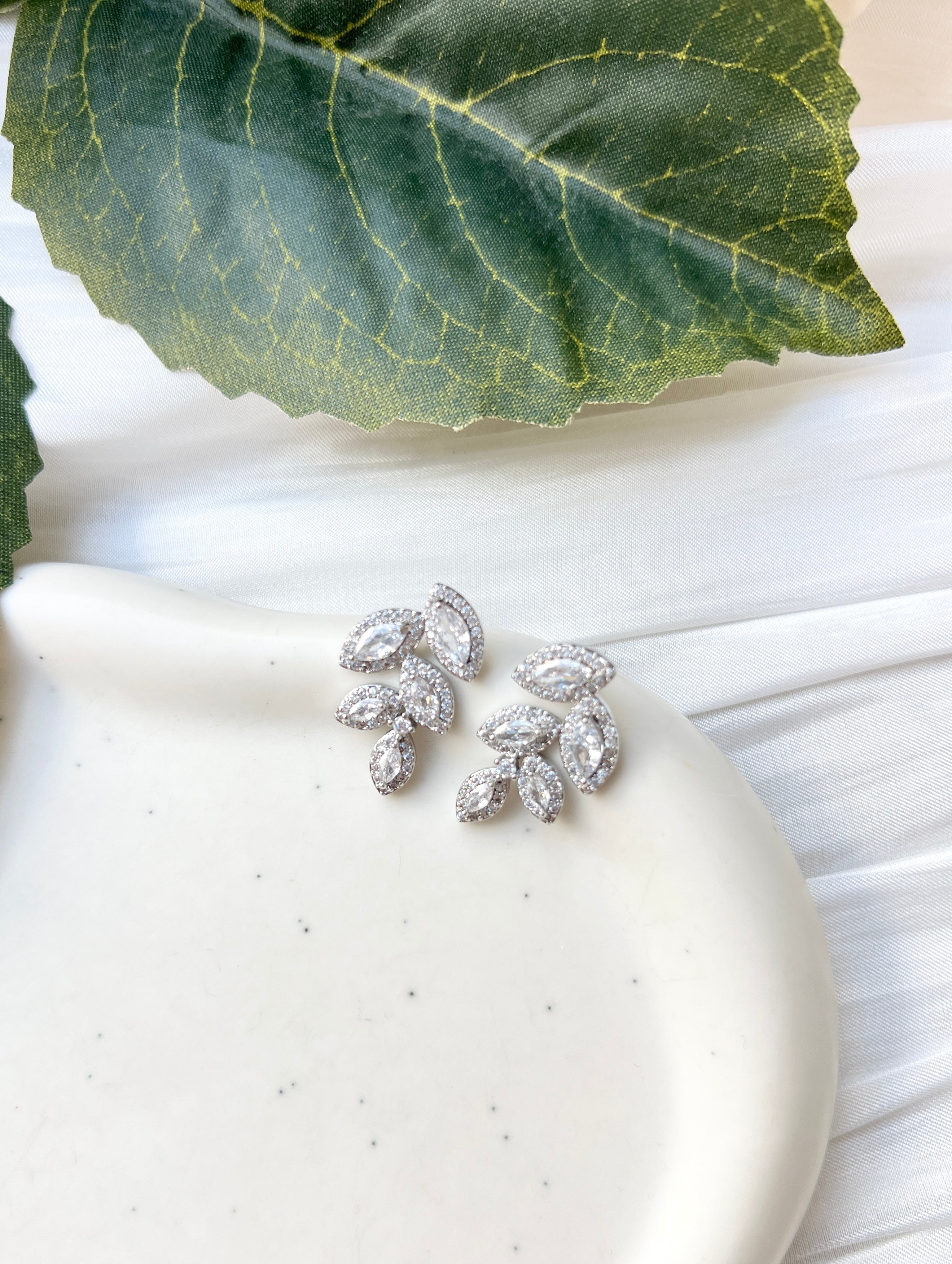 Ohrstecker, Silber, Blaetterform, floral, Brautohrringe, Brautschmuck Hochzeit, Ohrringe für die Brautjungfer, funkelnde Ohrringe