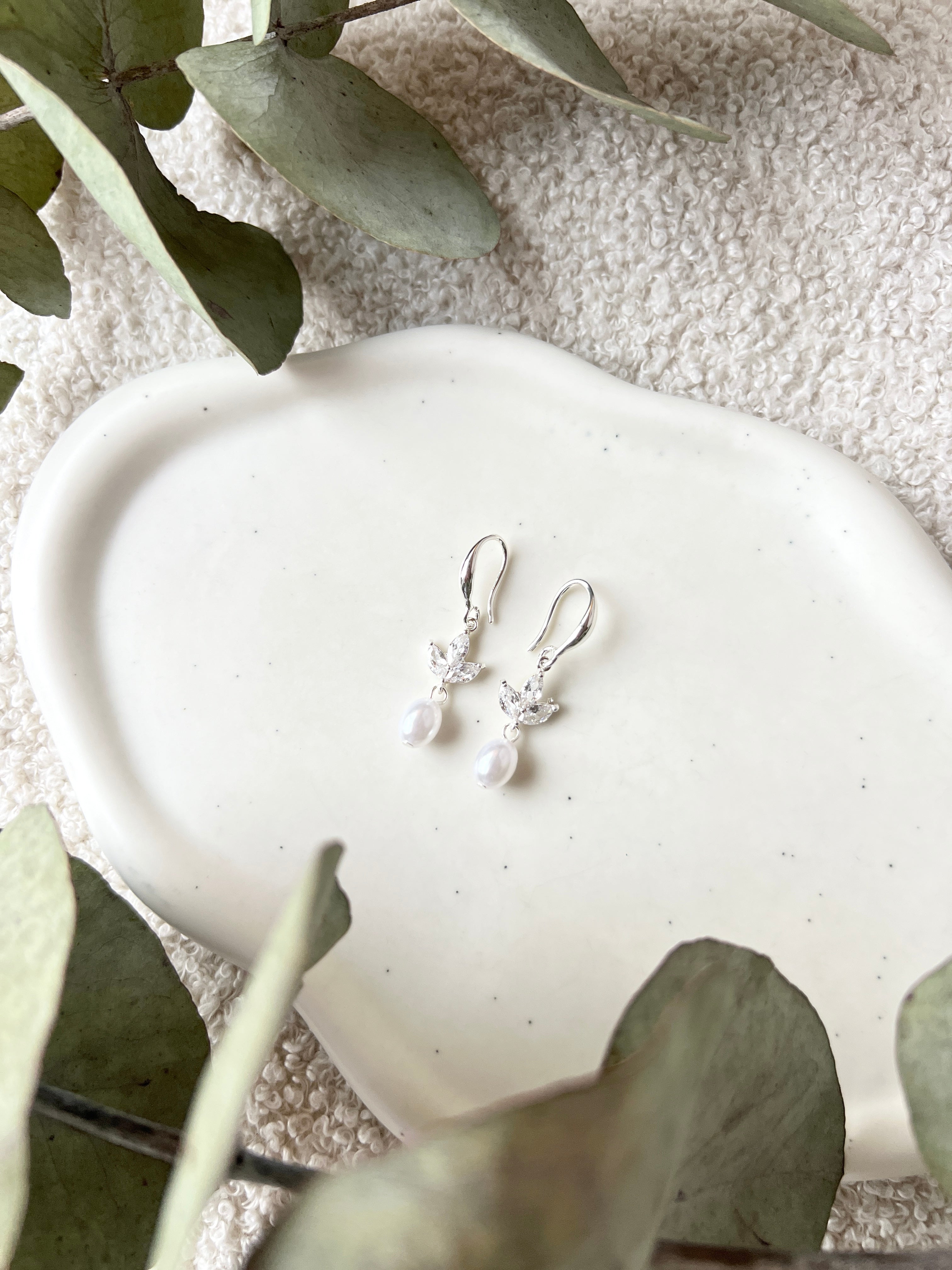 Brautohrringe mit feinen weißen Perlen, in der Farbvariante Silber, Ohrringe für die Hochzeit, Brautjungfern und Trauzeugin, Schmuck für die Braut, zarter Glanz, Standesamt, moderne Hängeohrringe, Schmuckbluete