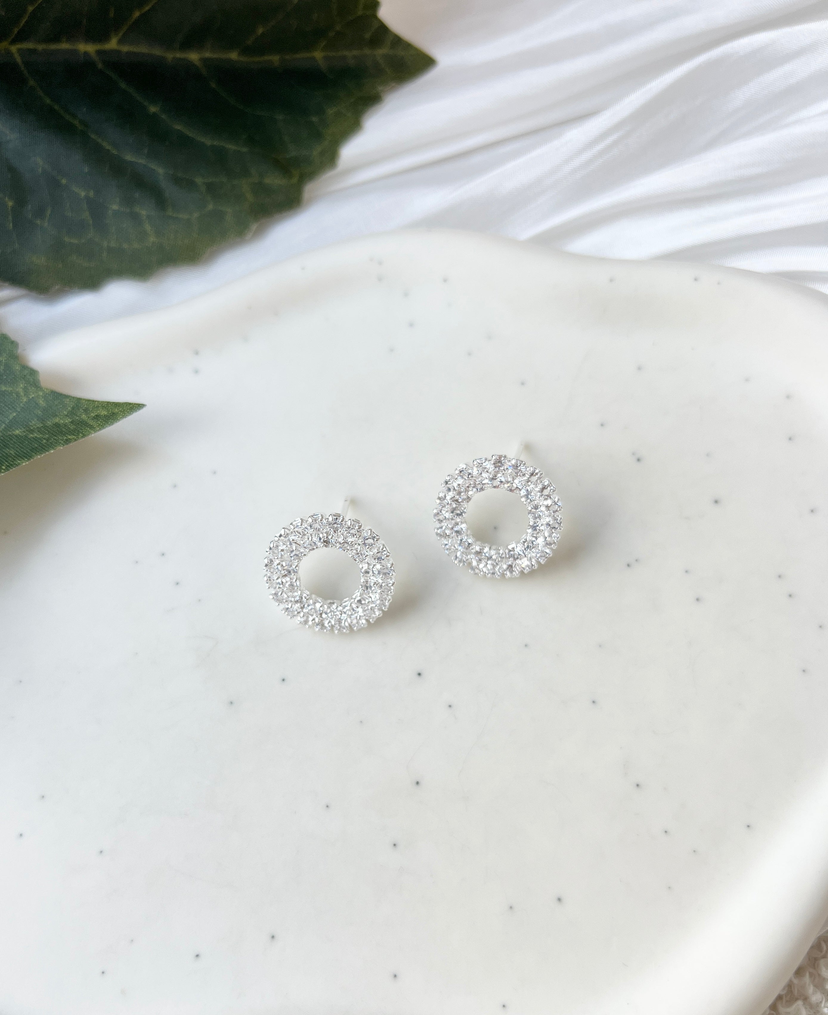 Feine Ohrstecker, silberne Brautohrringe, Silber, Rund, Strasssteine, hochwertiger Brautschmuck, elegante Ohrringe, glaenzender Schmuck, Hochzeitsschmuck, Runde Form, Geschenk fuer Sie, feiner Damenschmuck, Geburtstagsgeschenk, Standesamtlook, Weddinginspiration, Bridalinspo