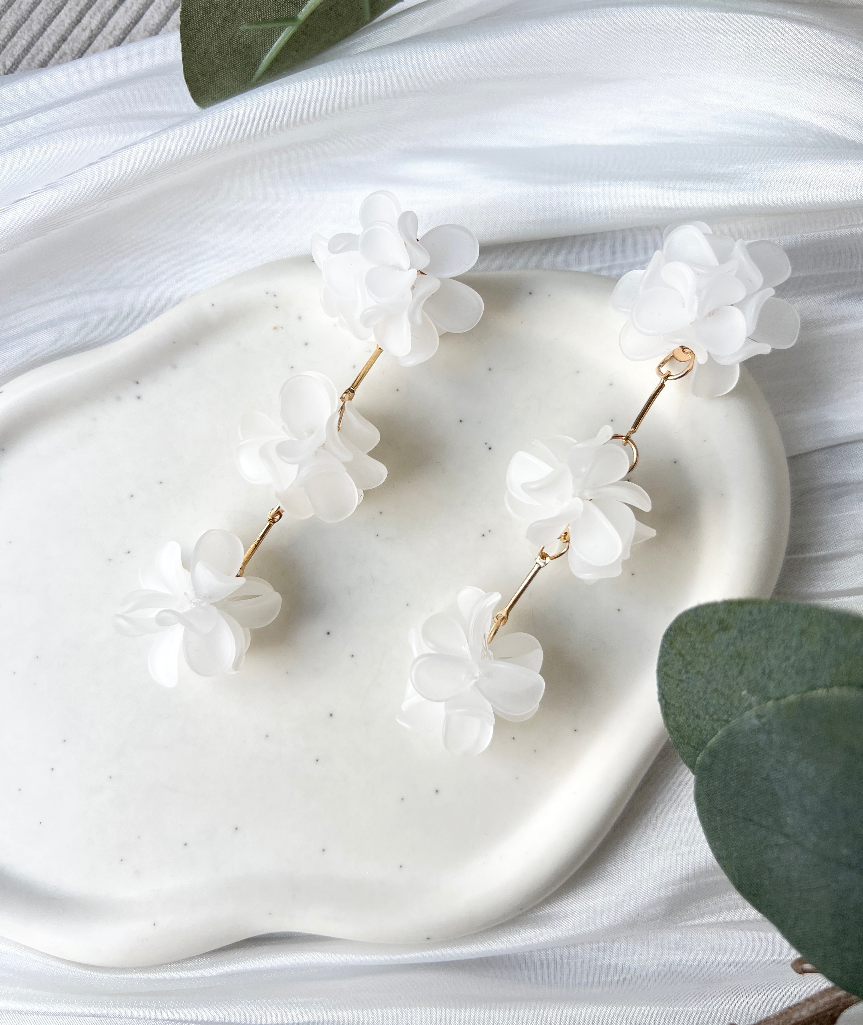 Lange Blütenohrringe, Weiße Blumen, Goldene Details, elegante Brautohrringe, feiner Brautschmuck, milchig-weiss, Hochzeitsschmuck, Schmuck Hochzeit, Statementschmuck, Ohrringe Standesamt, Blumenschmuck, Weddinginspiration, Bridalinspo, Bride to be, Earrings