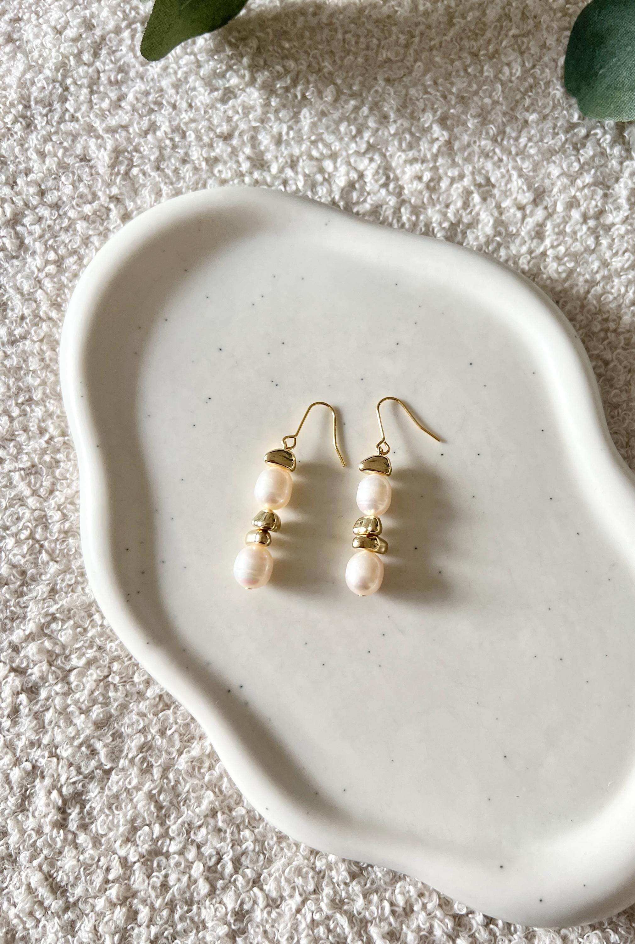 Perlenohrringe, weisse Perlen und goldene Details, Damenohrringe, moderner Alltagsschmuck, Ohrringe fuer den Alltag, feiner Perlenschmuck, Haengeohrringe, Frauenschmuck, Geschenk fuer Sie, Geburtstagsgeschenk, Brautschmuck