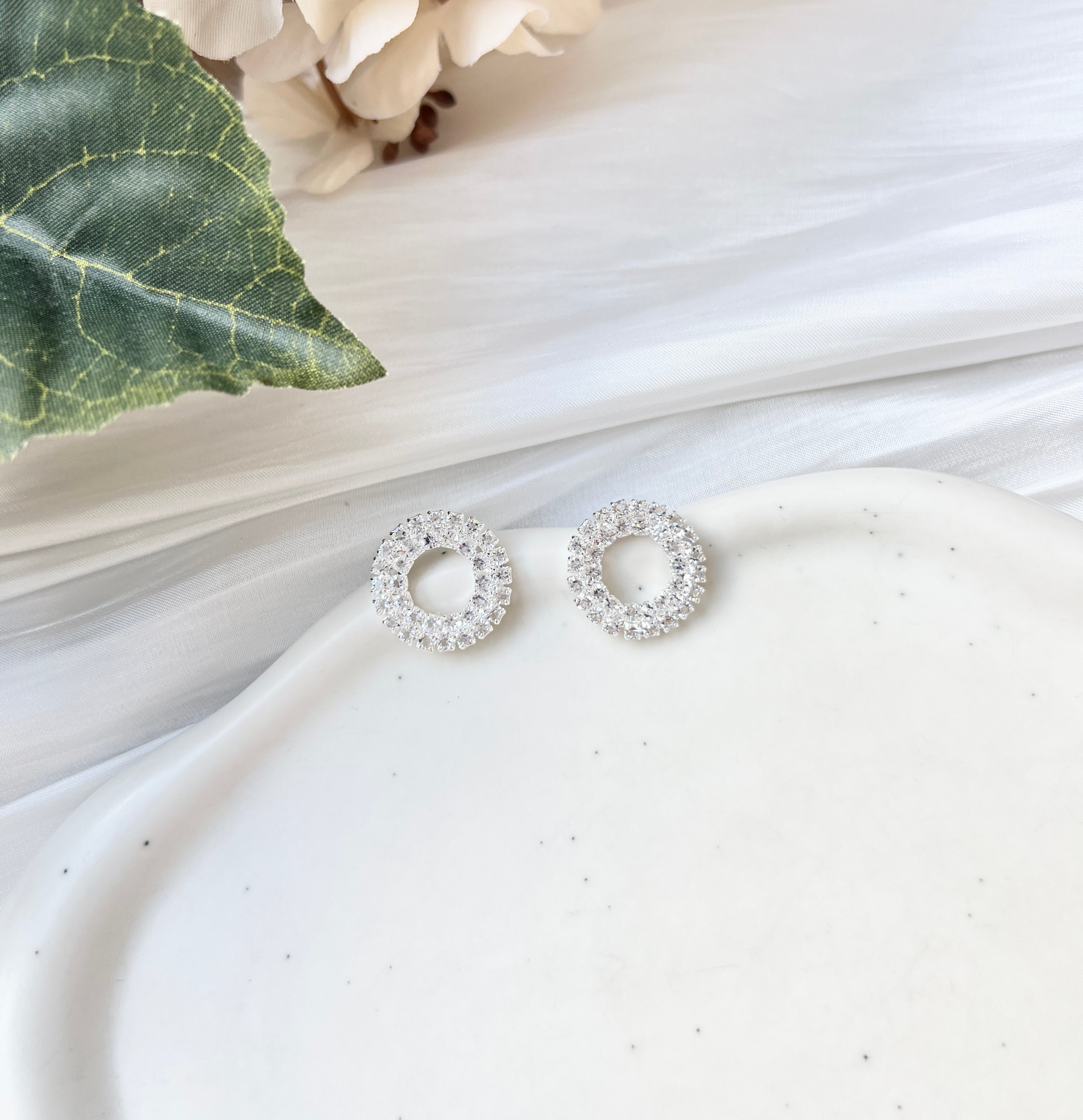 Feine Ohrstecker, silberne Brautohrringe, Silber, Rund, Strasssteine, hochwertiger Brautschmuck, elegante Ohrringe, glaenzender Schmuck, Hochzeitsschmuck, Runde Form, Geschenk fuer Sie, feiner Damenschmuck, Geburtstagsgeschenk, Standesamtlook, Weddinginspiration, Bridalinspo