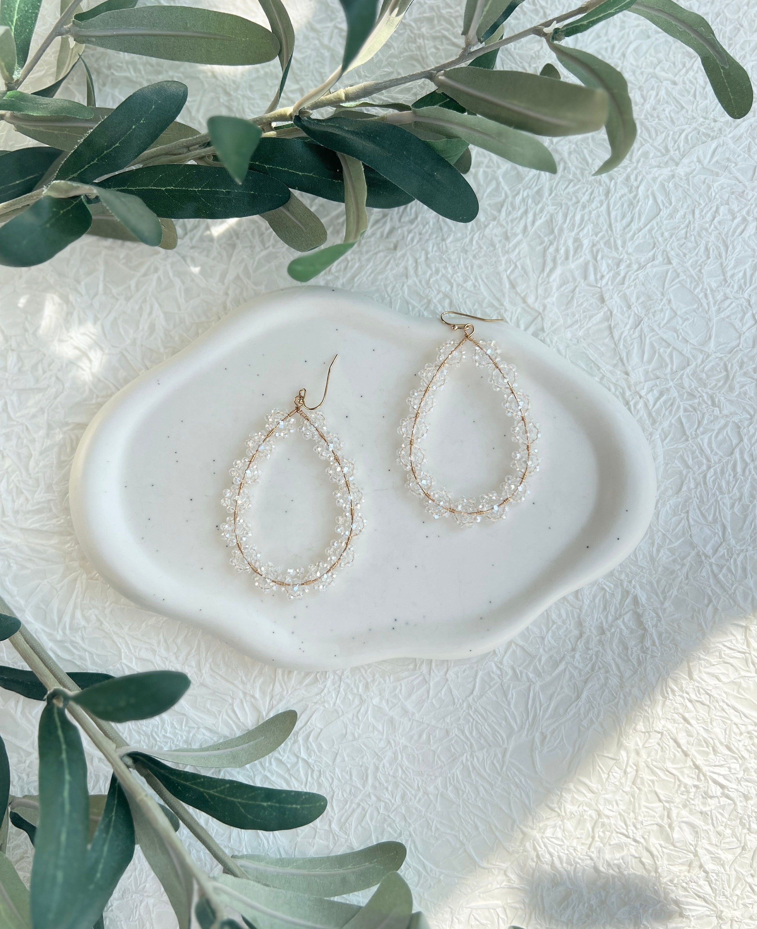 Feine goldene Ohrringe mit transparenten zarten Perlen, ovale Brautohrringe, hochwertiger Brautschmuck, Schmuck fuer die Hochzeit